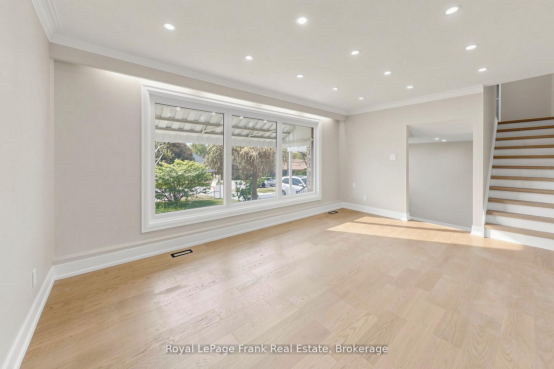 344 Rossland Road E Property Photo 4