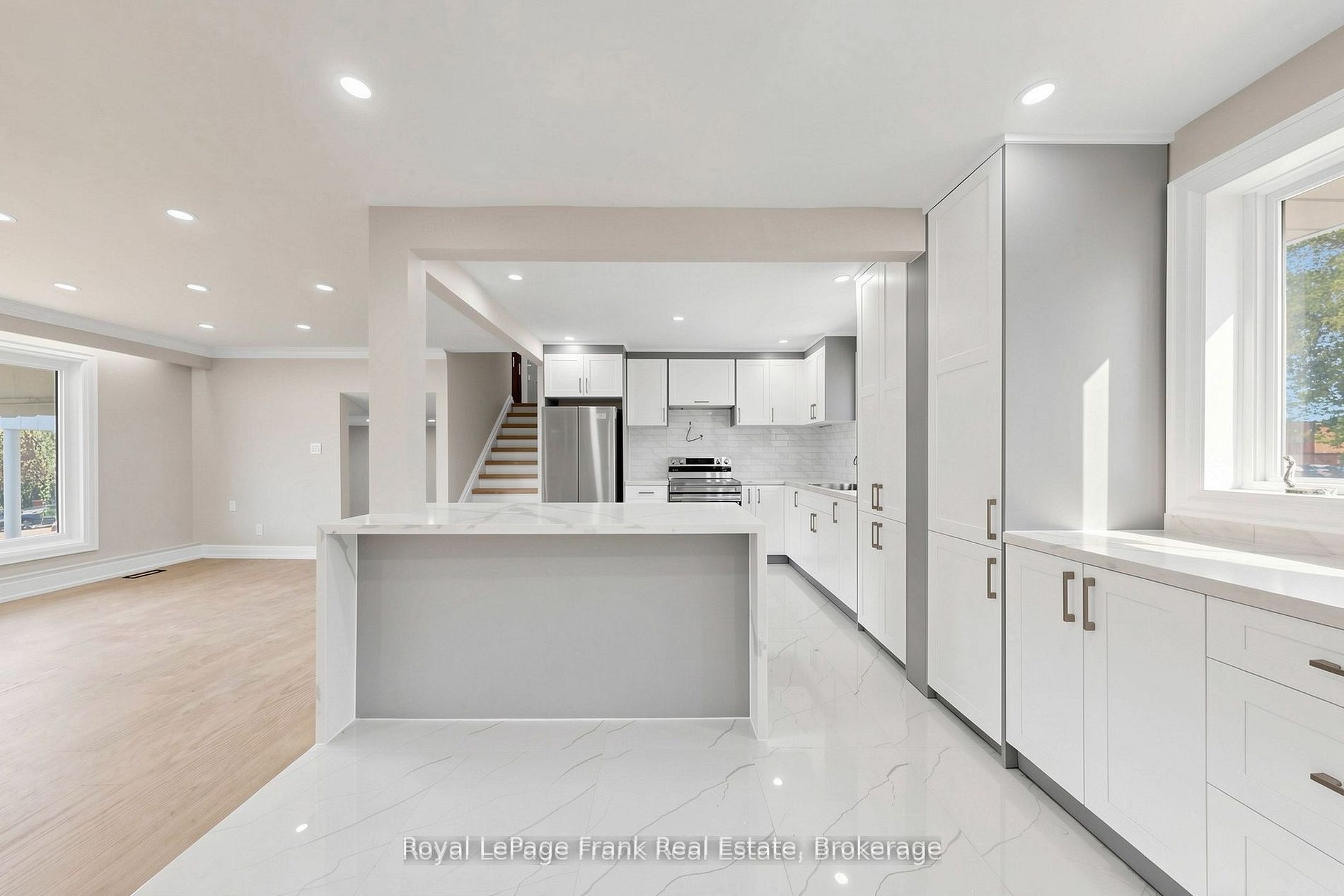 344 Rossland Road E Property Photo 7