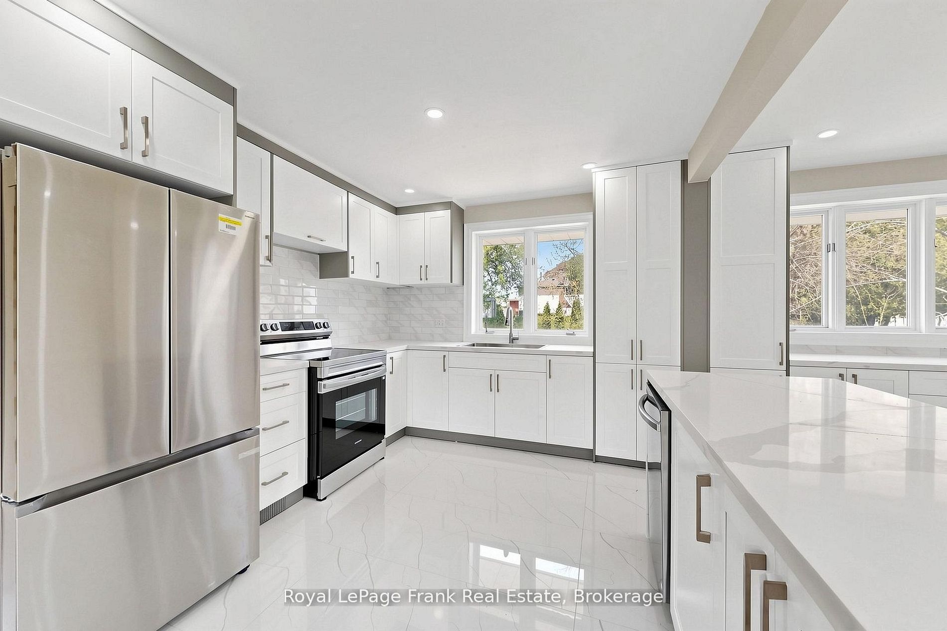344 Rossland Road E Property Photo 8