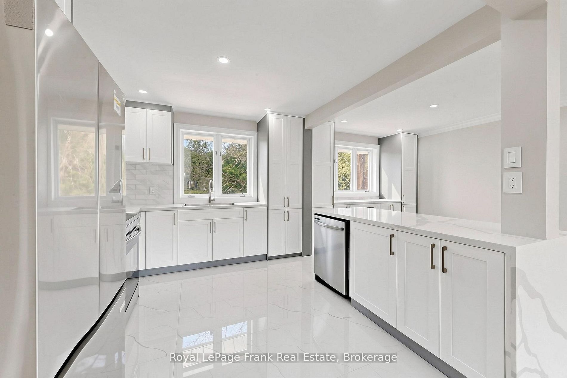 344 Rossland Road E Property Photo 9