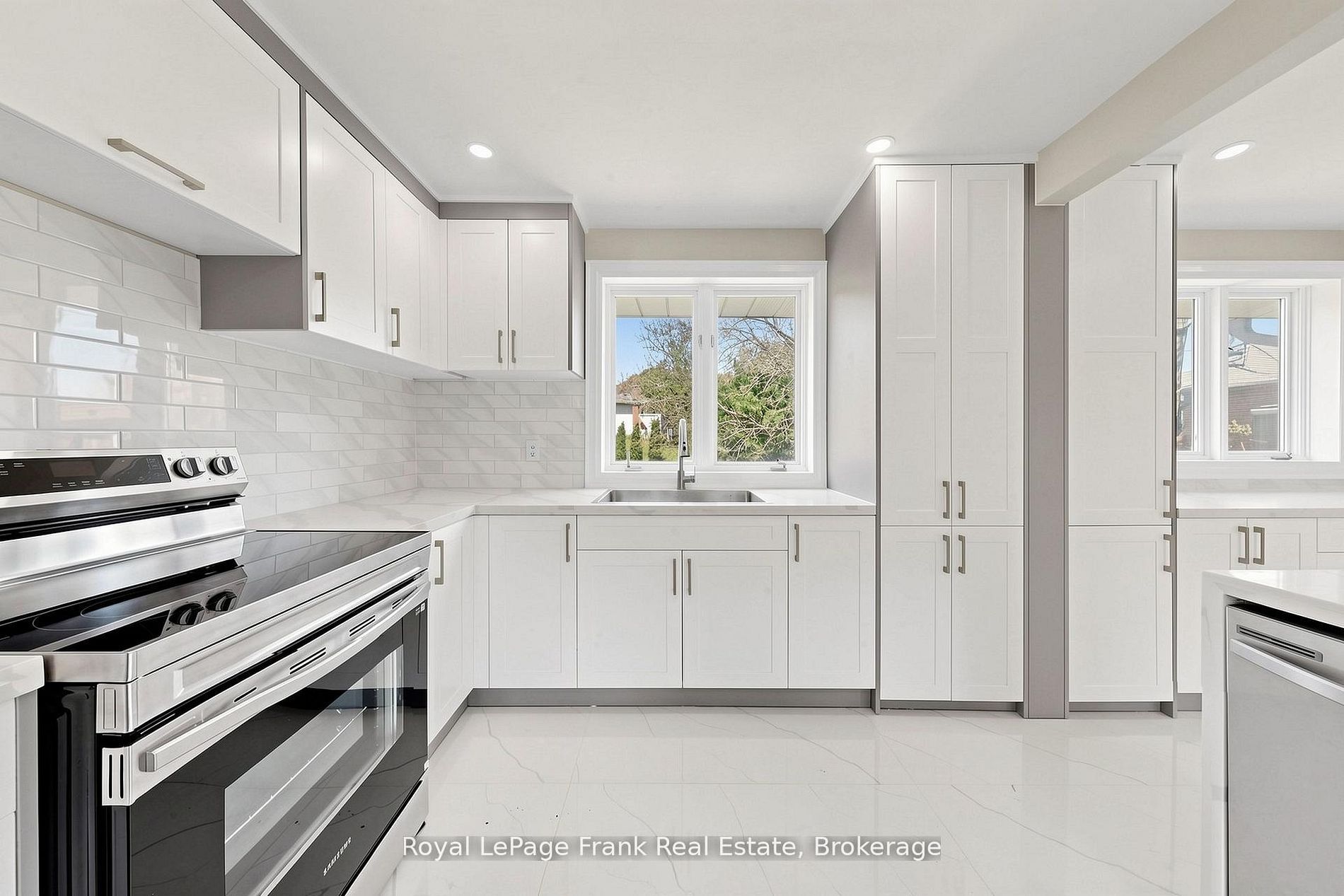 344 Rossland Road E Property Photo 10