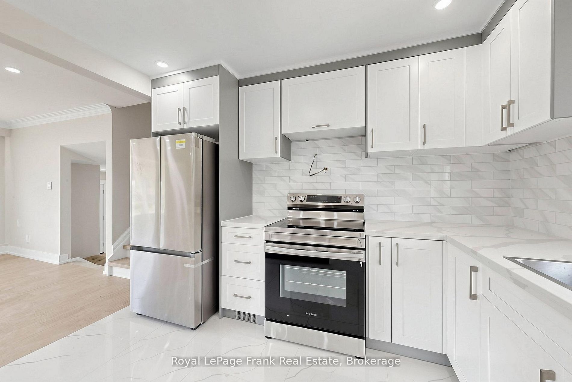344 Rossland Road E Property Photo 11