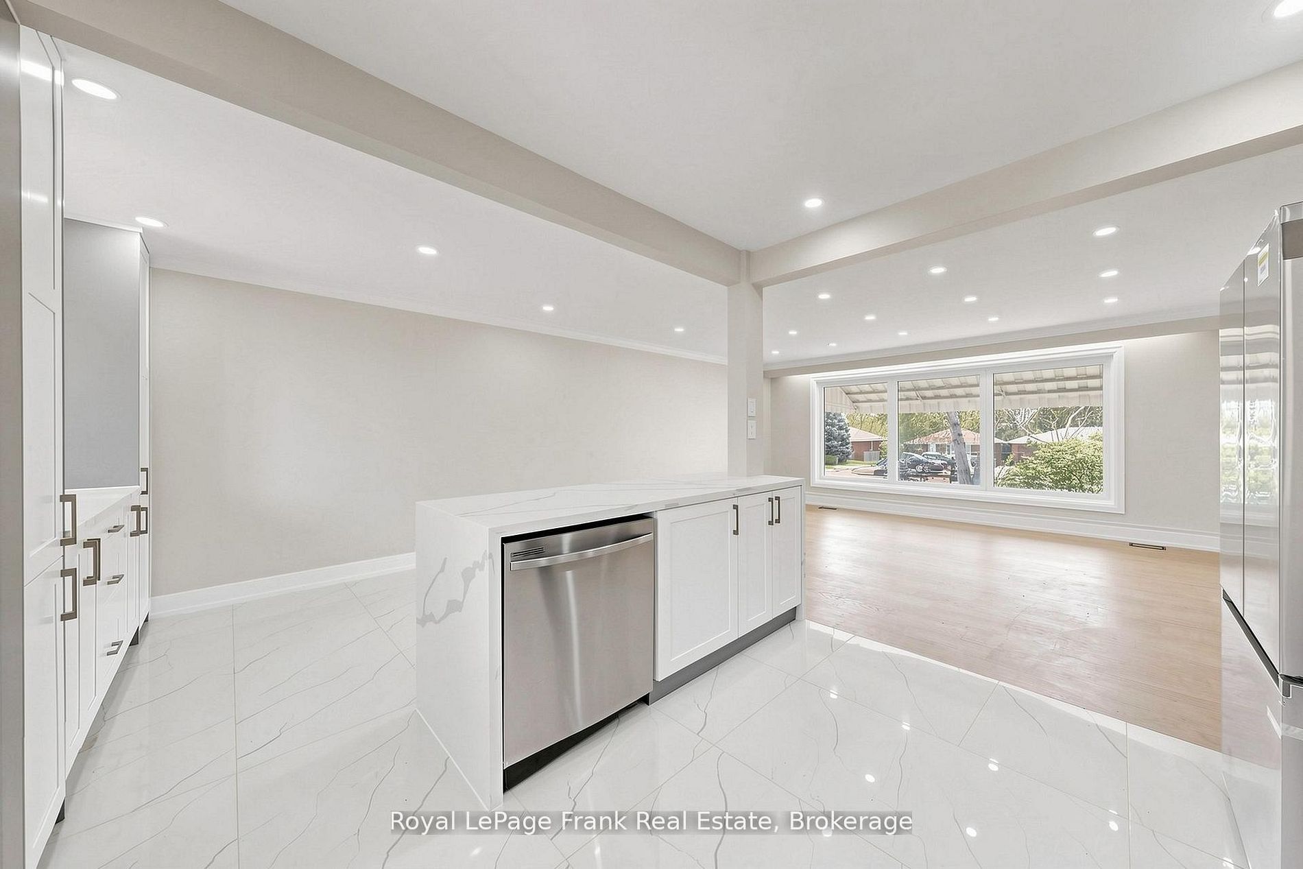 344 Rossland Road E Property Photo 12