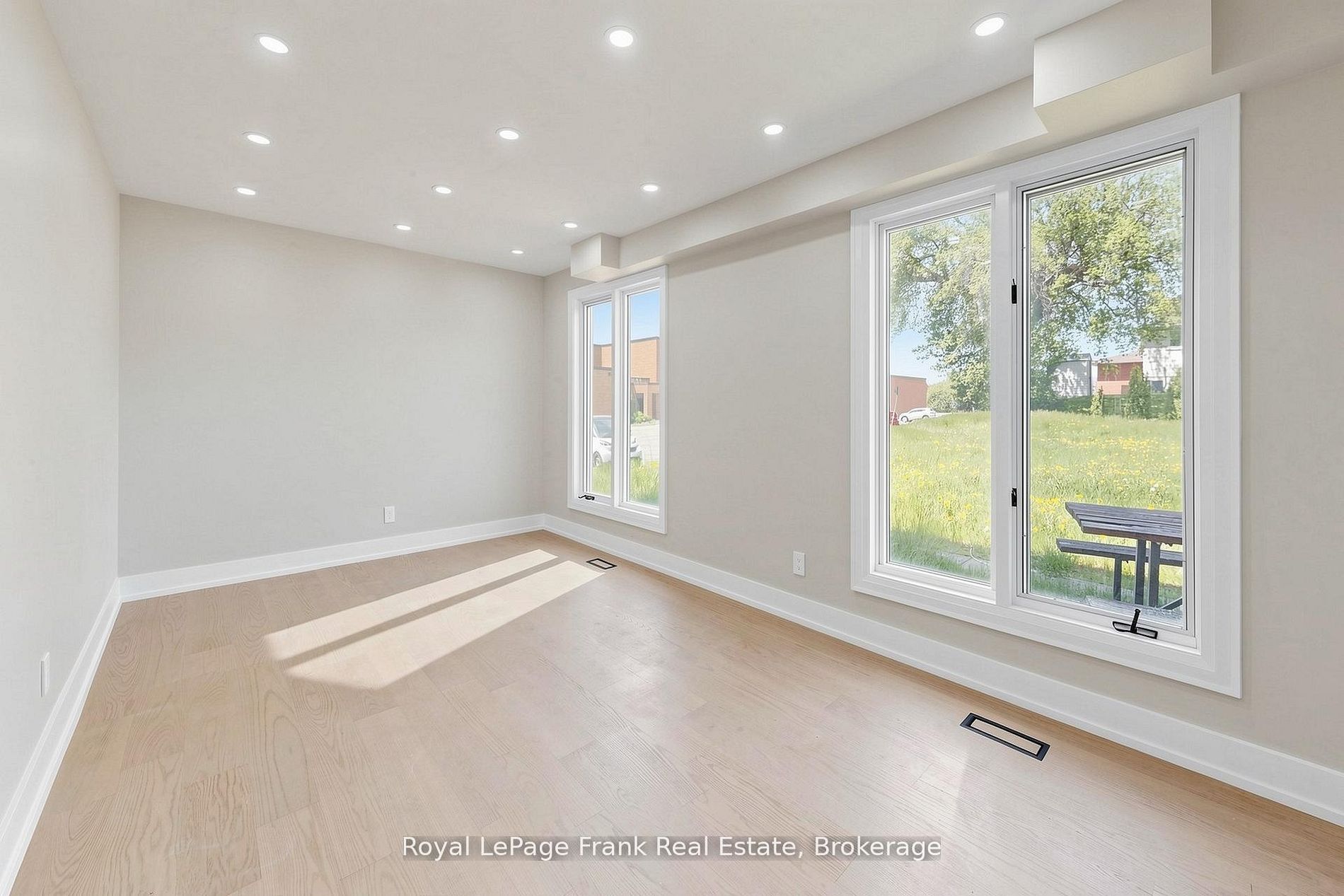 344 Rossland Road E Property Photo 13