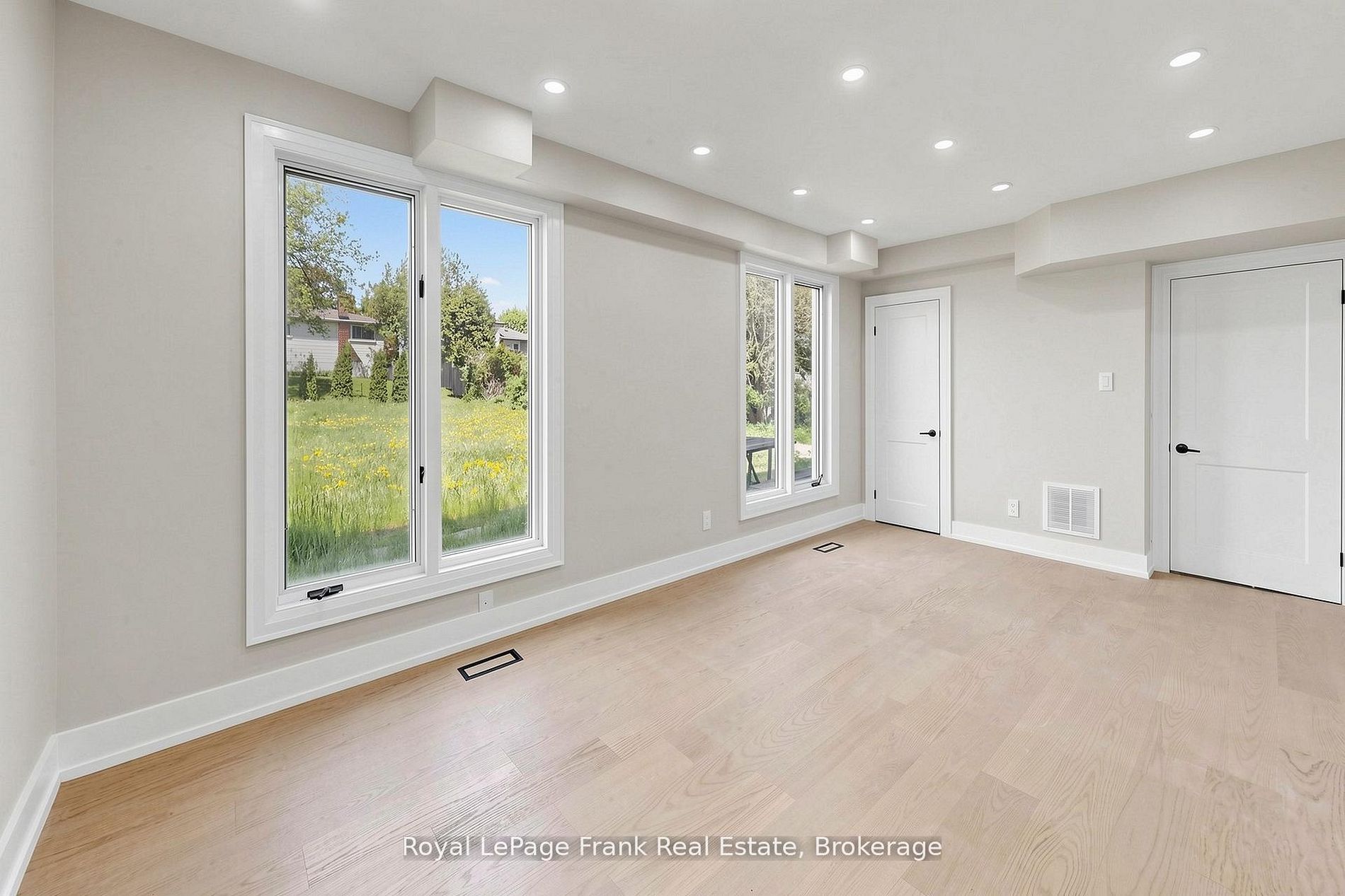 344 Rossland Road E Property Photo 15