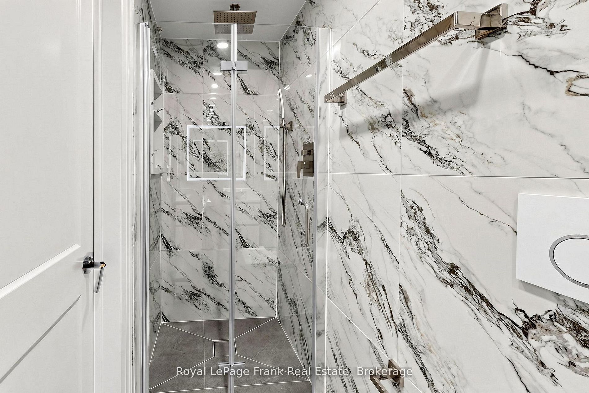344 Rossland Road E Property Photo 17