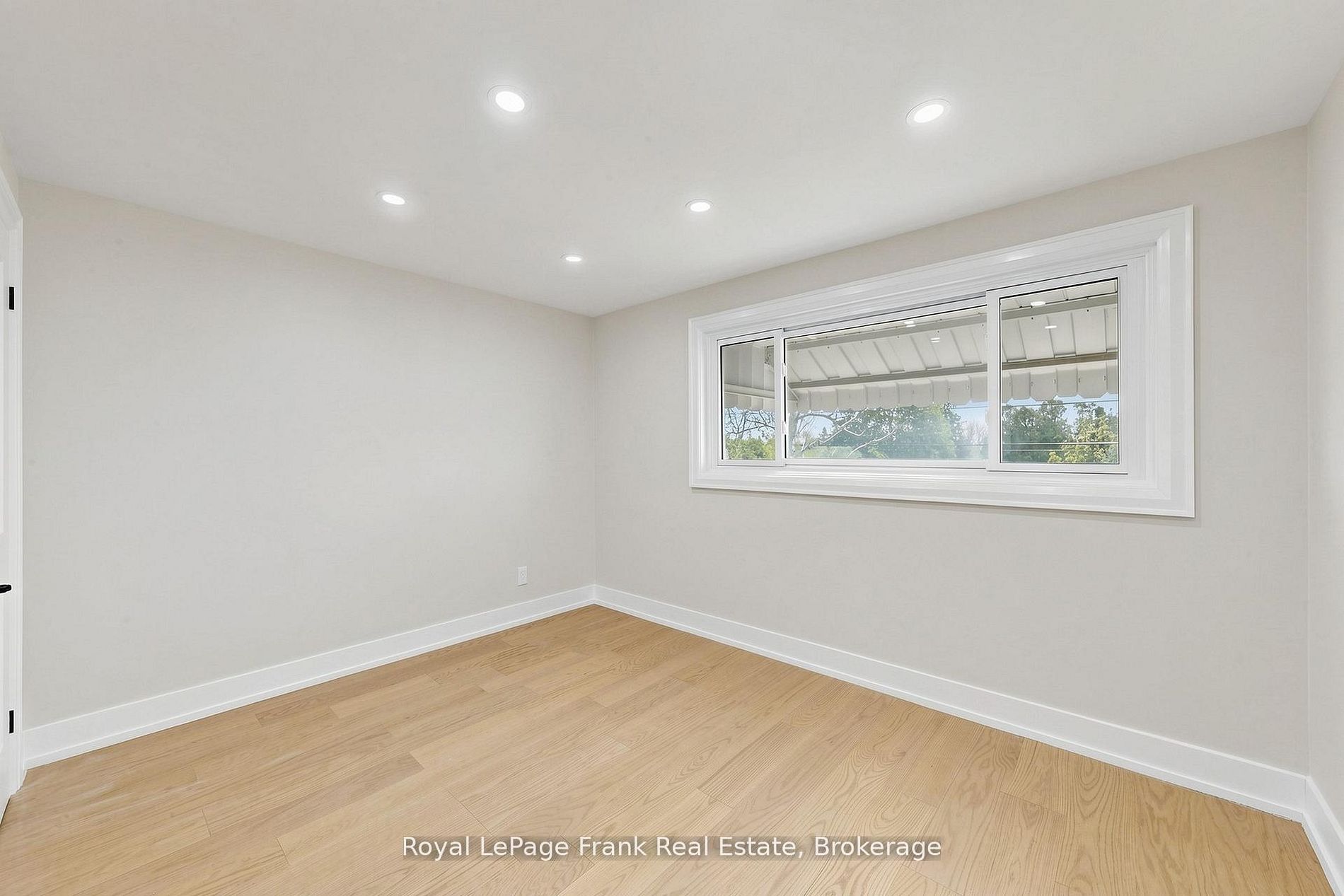 344 Rossland Road E Property Photo 21