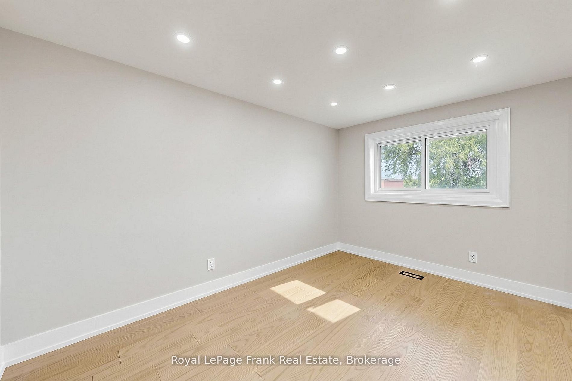 344 Rossland Road E Property Photo 25