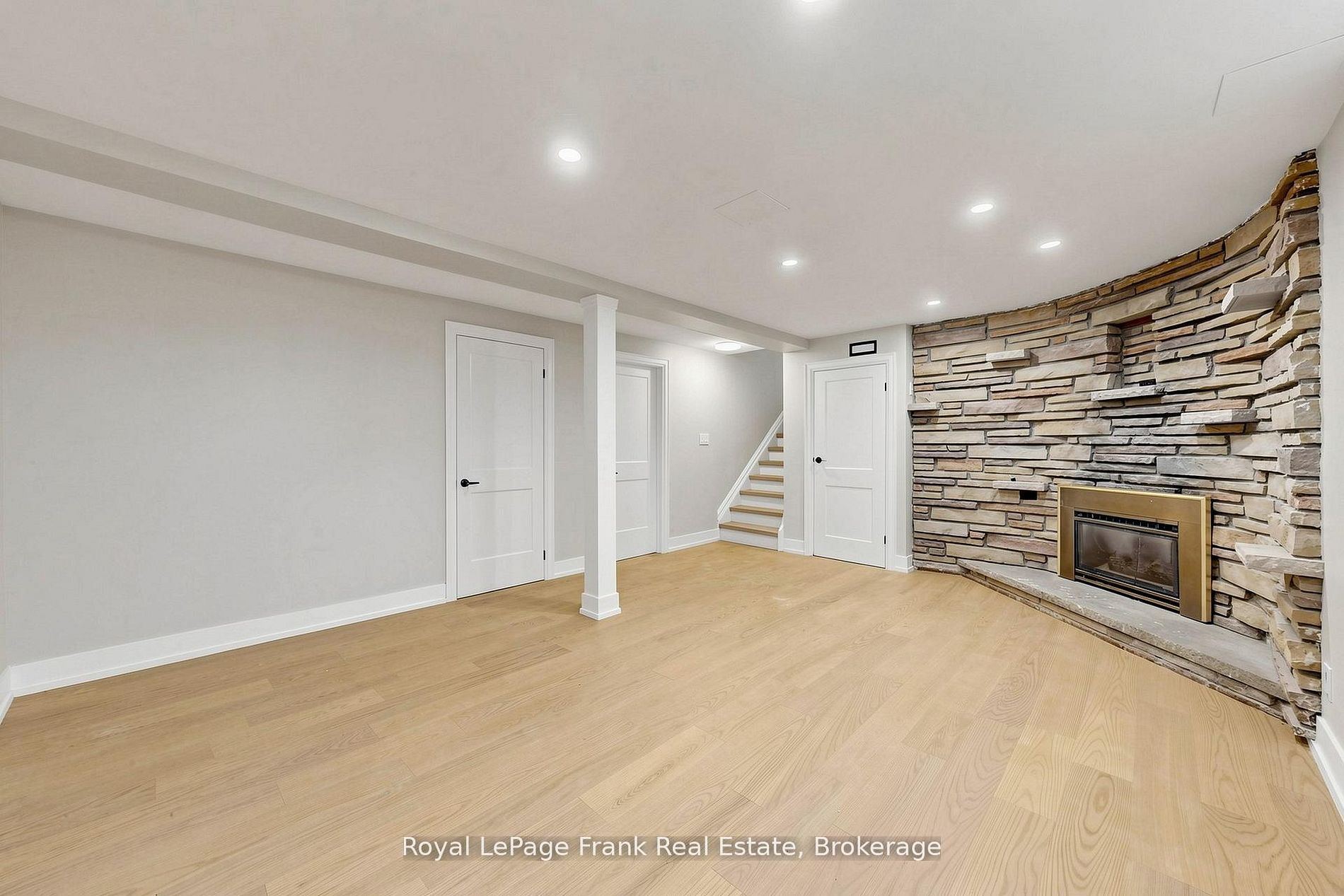 344 Rossland Road E Property Photo 32