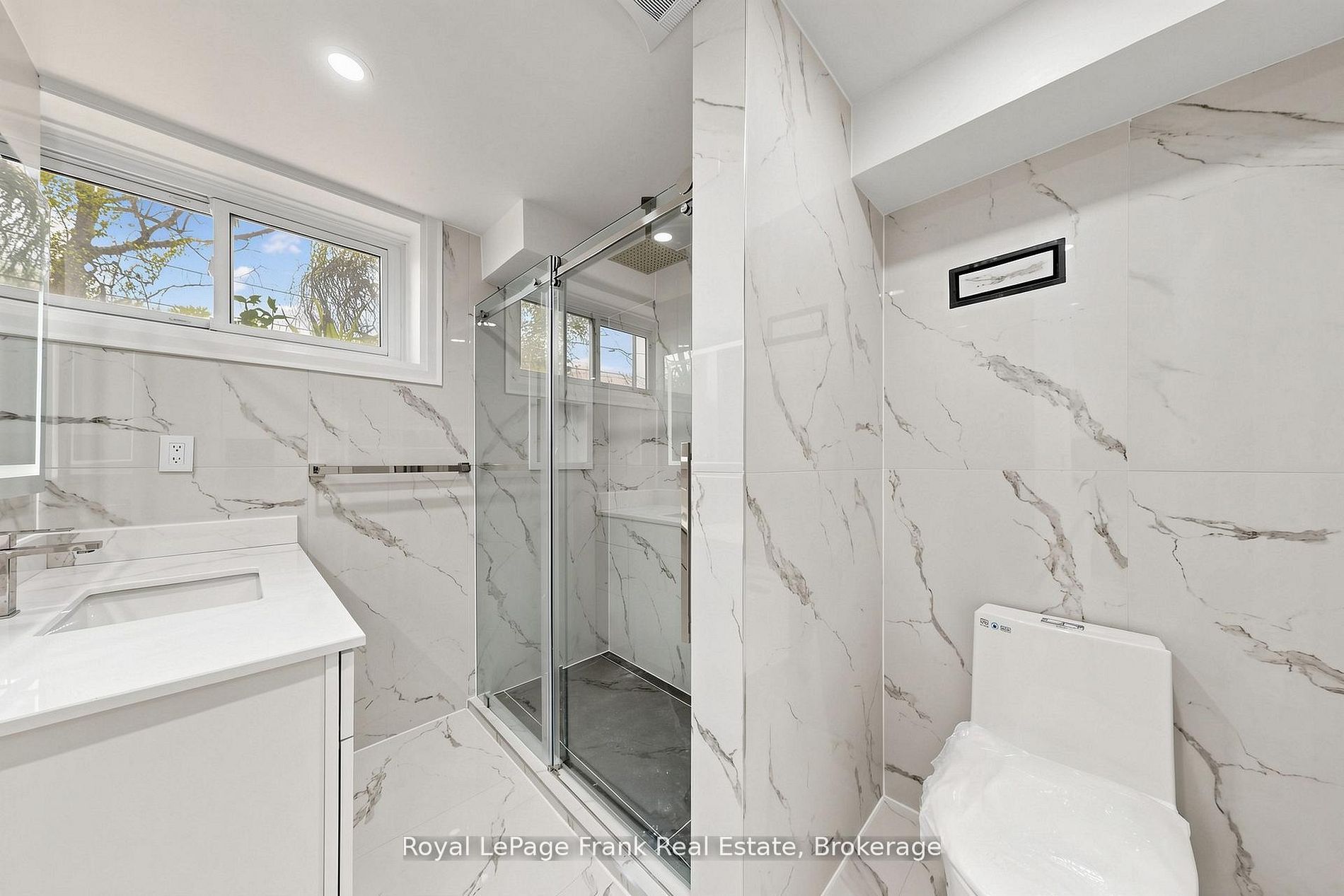 344 Rossland Road E Property Photo 35