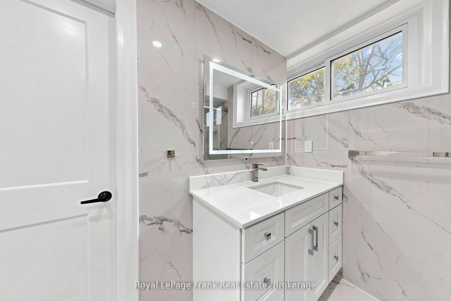 344 Rossland Road E Property Photo 36
