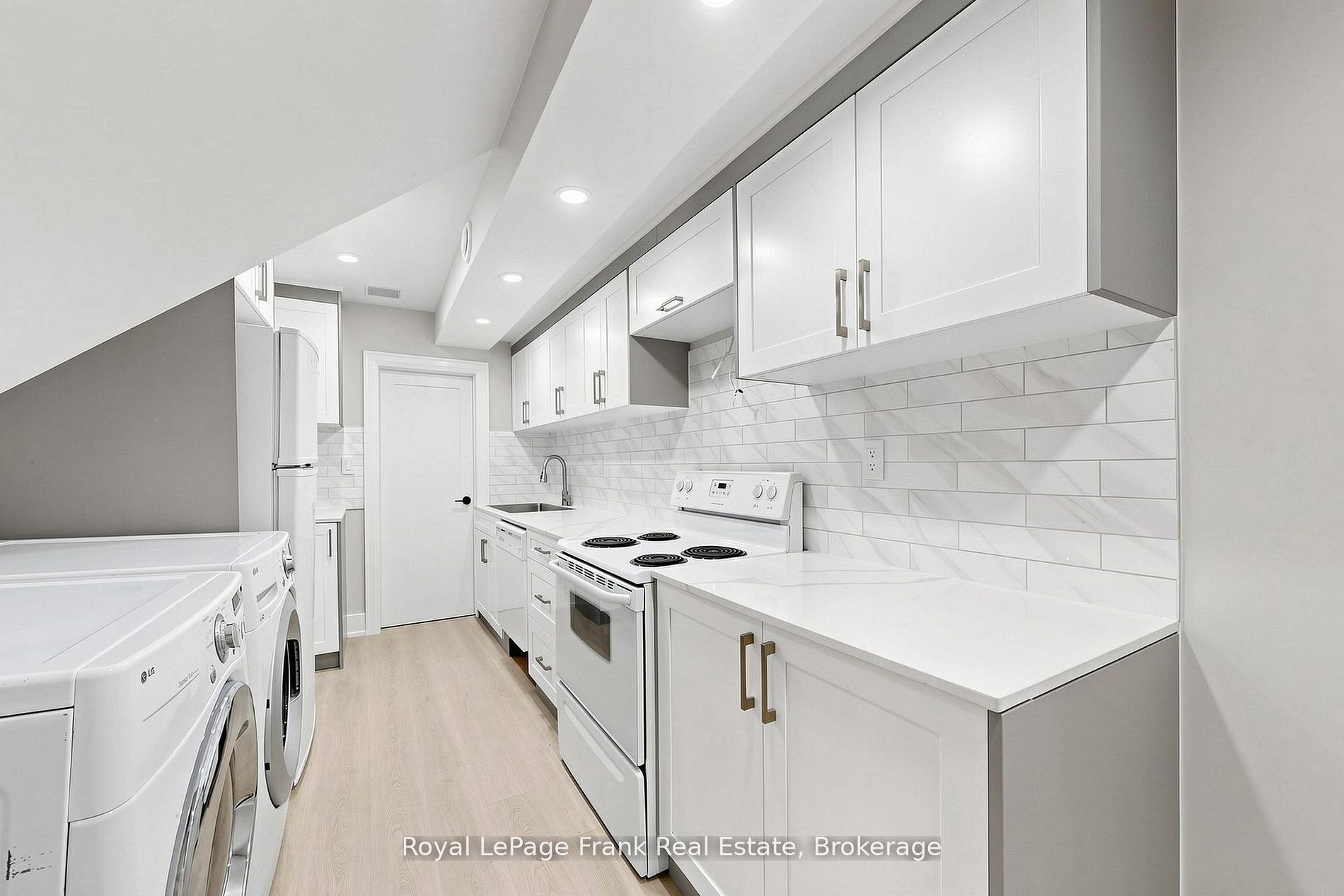 344 Rossland Road E Property Photo 38
