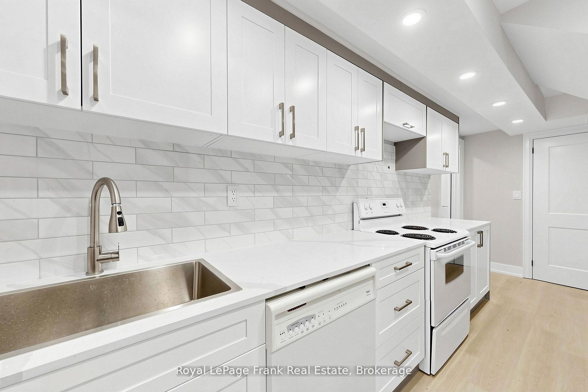 344 Rossland Road E Property Photo 40