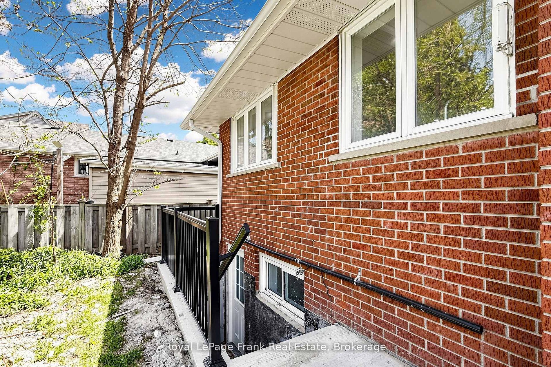 344 Rossland Road E Property Photo 43