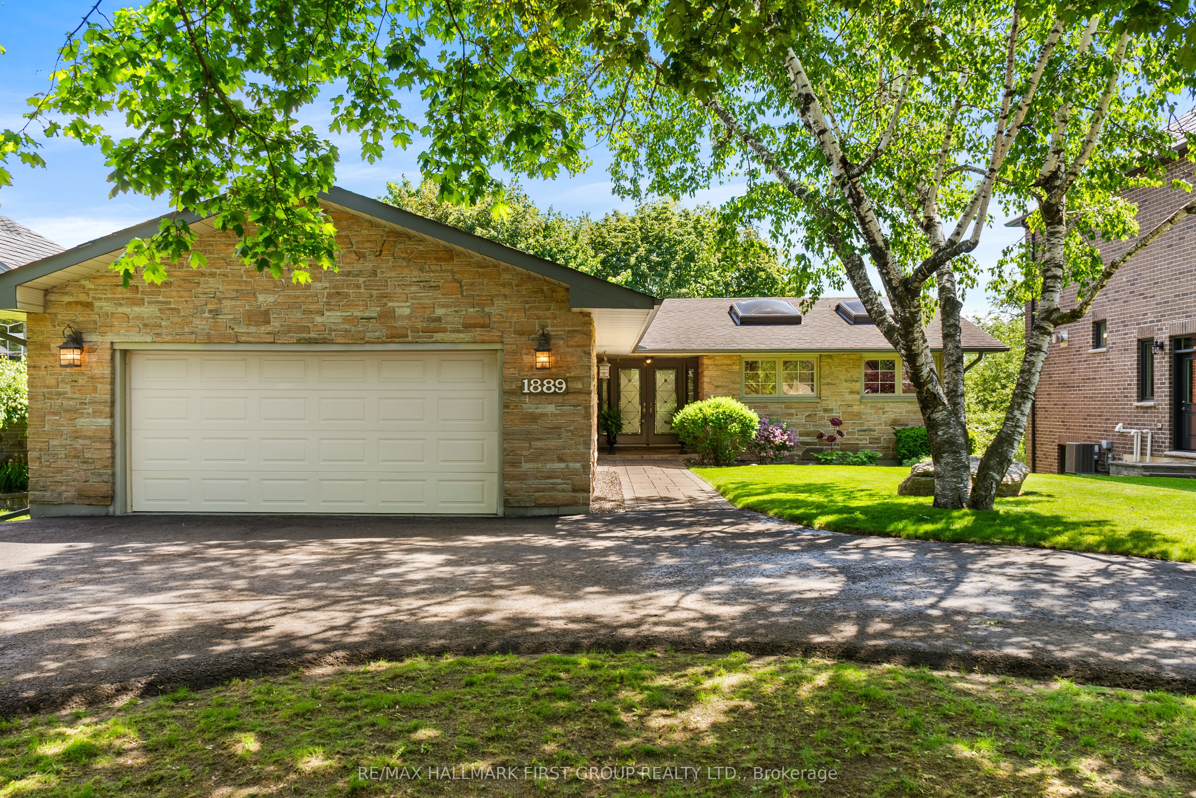 1889 Appleview Road Property Photo 1