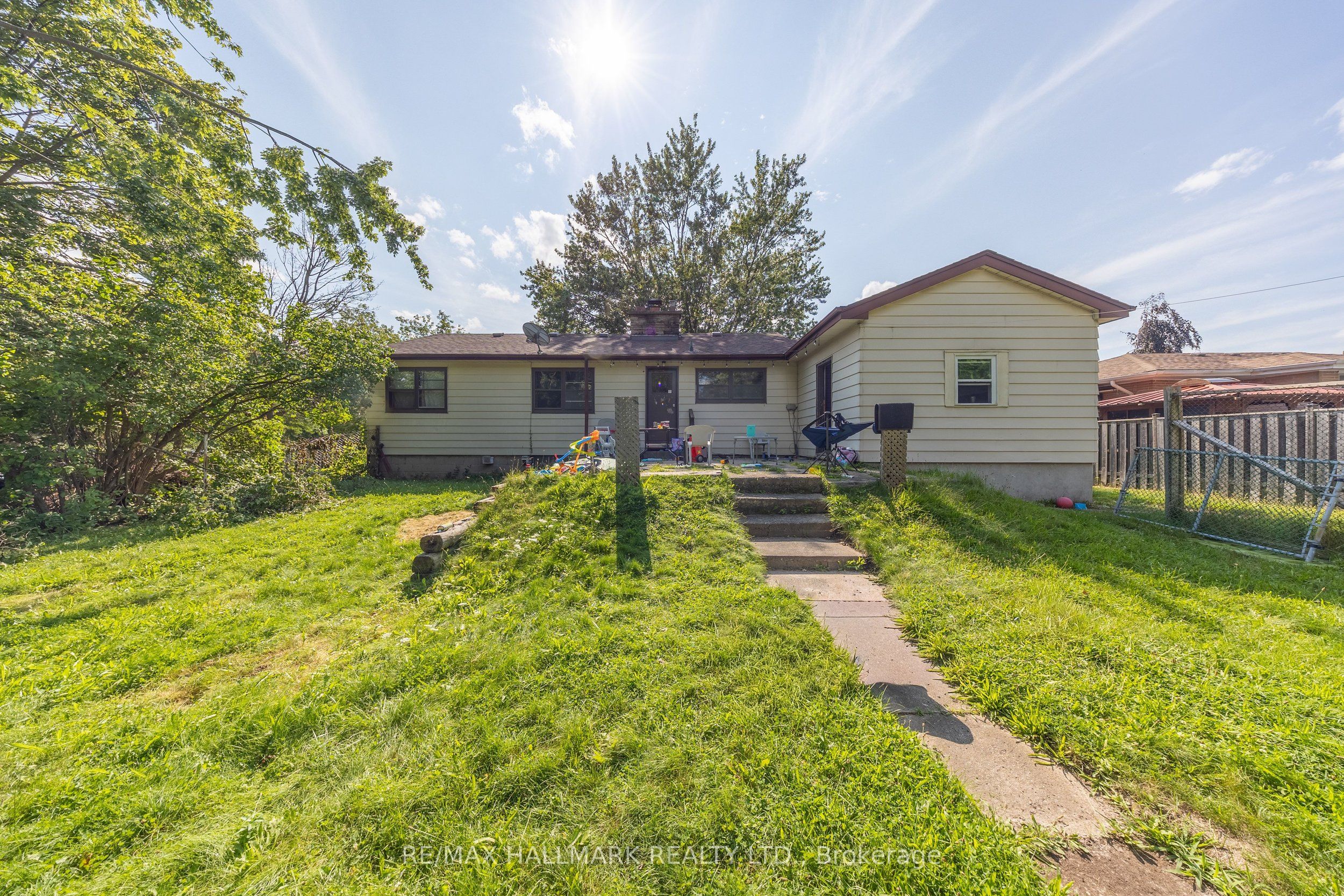 1911 Glenview Road Property Photo 2
