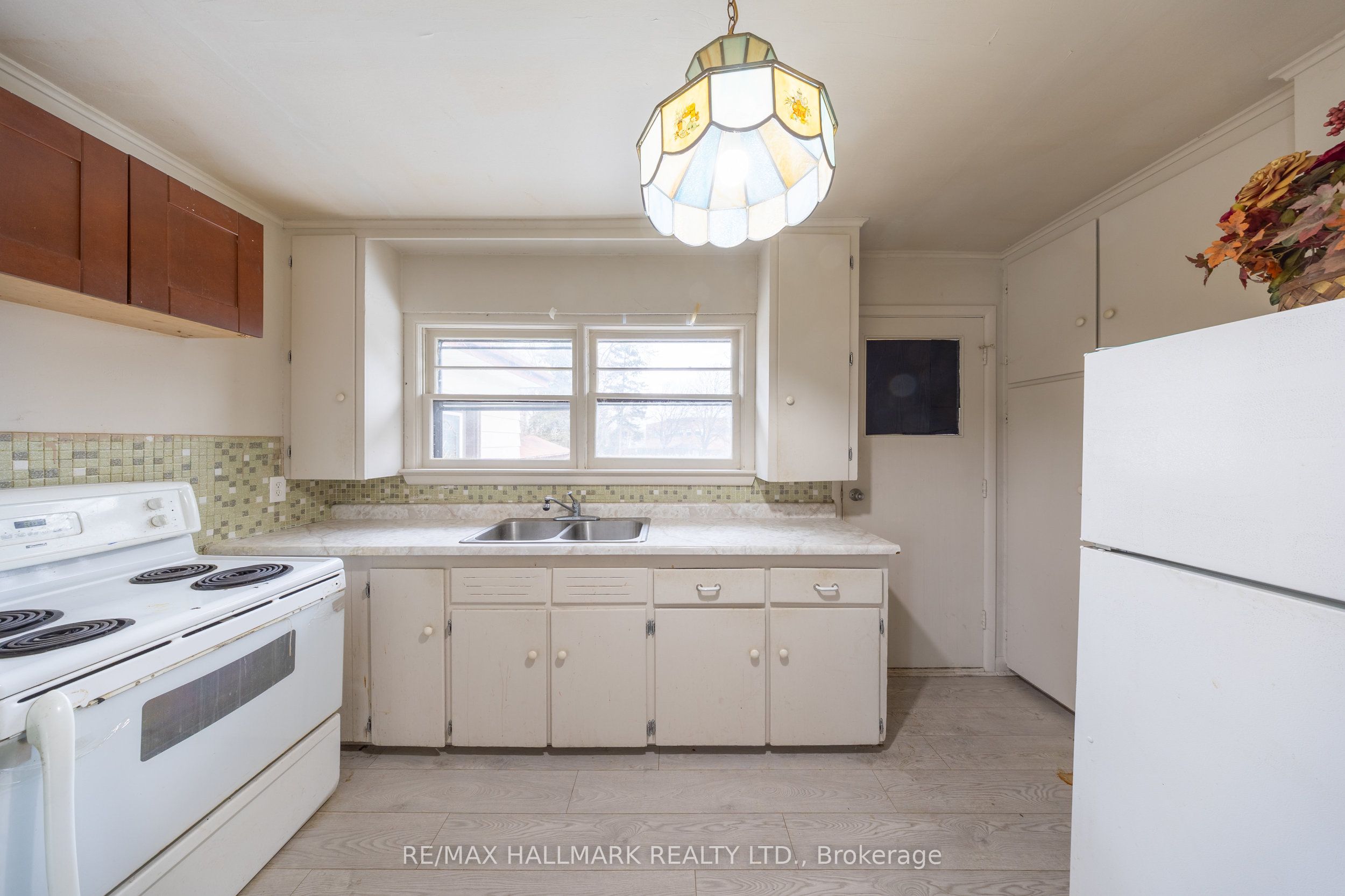 1911 Glenview Road Property Photo 14