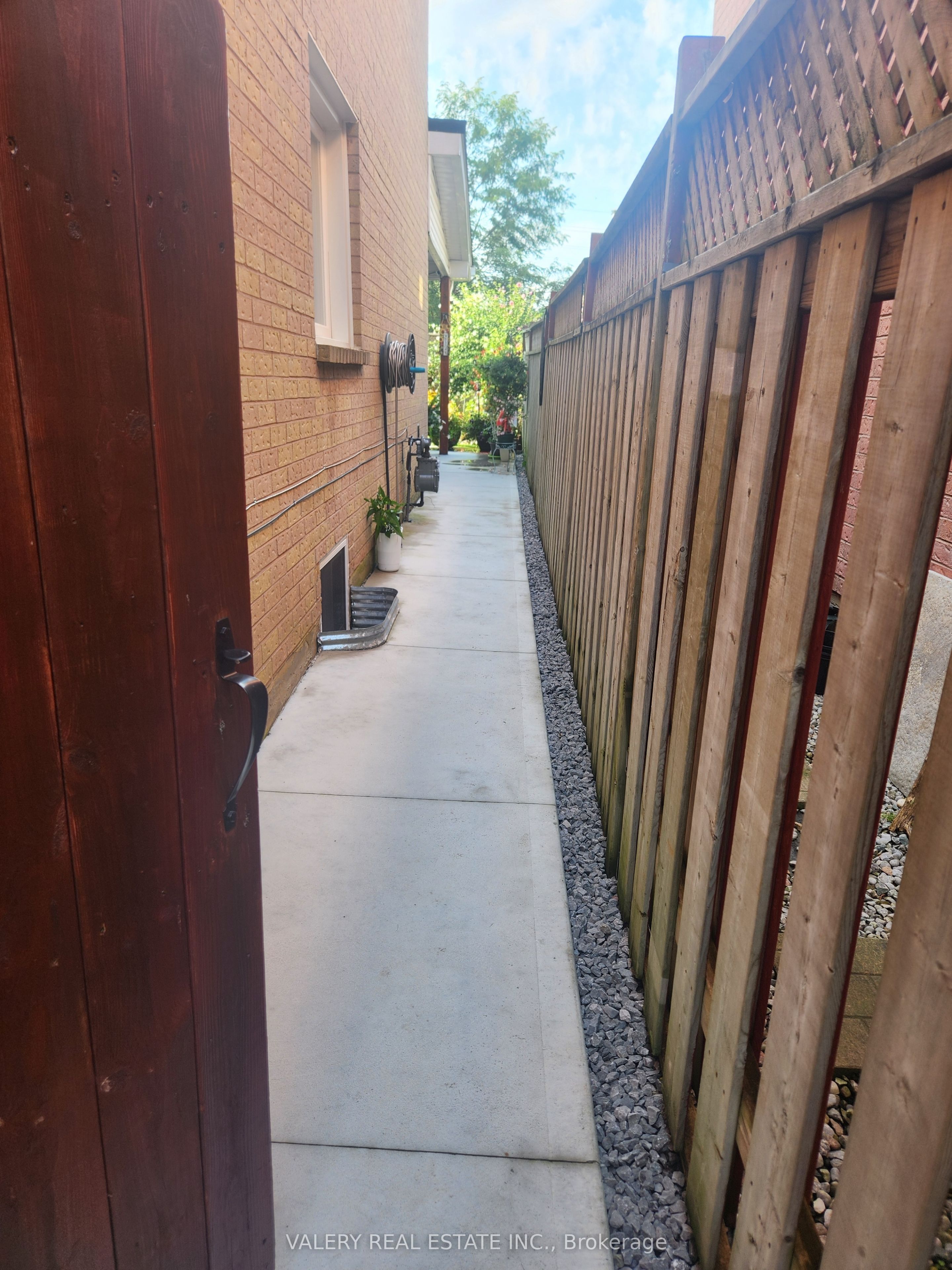 28 Iles Street Property Photo 4