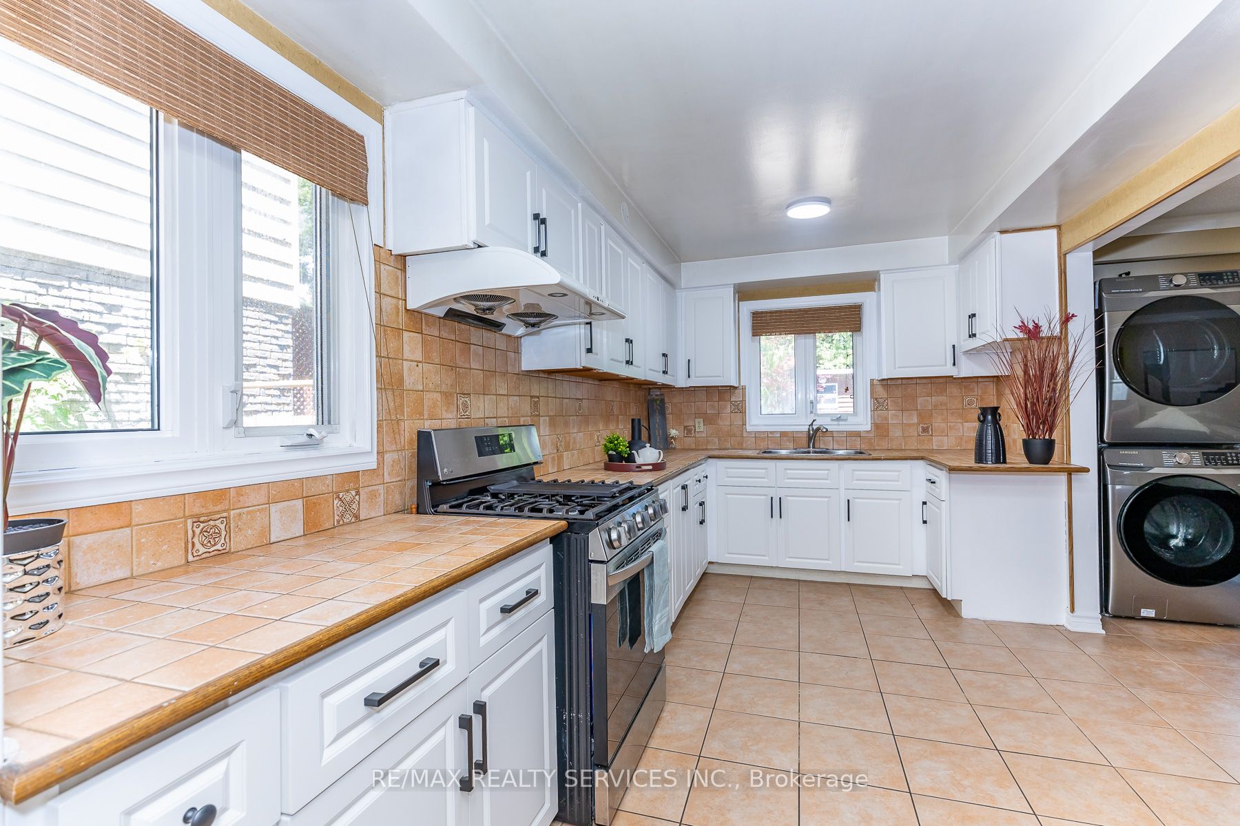1217 Gloucester Square Property Photo 7