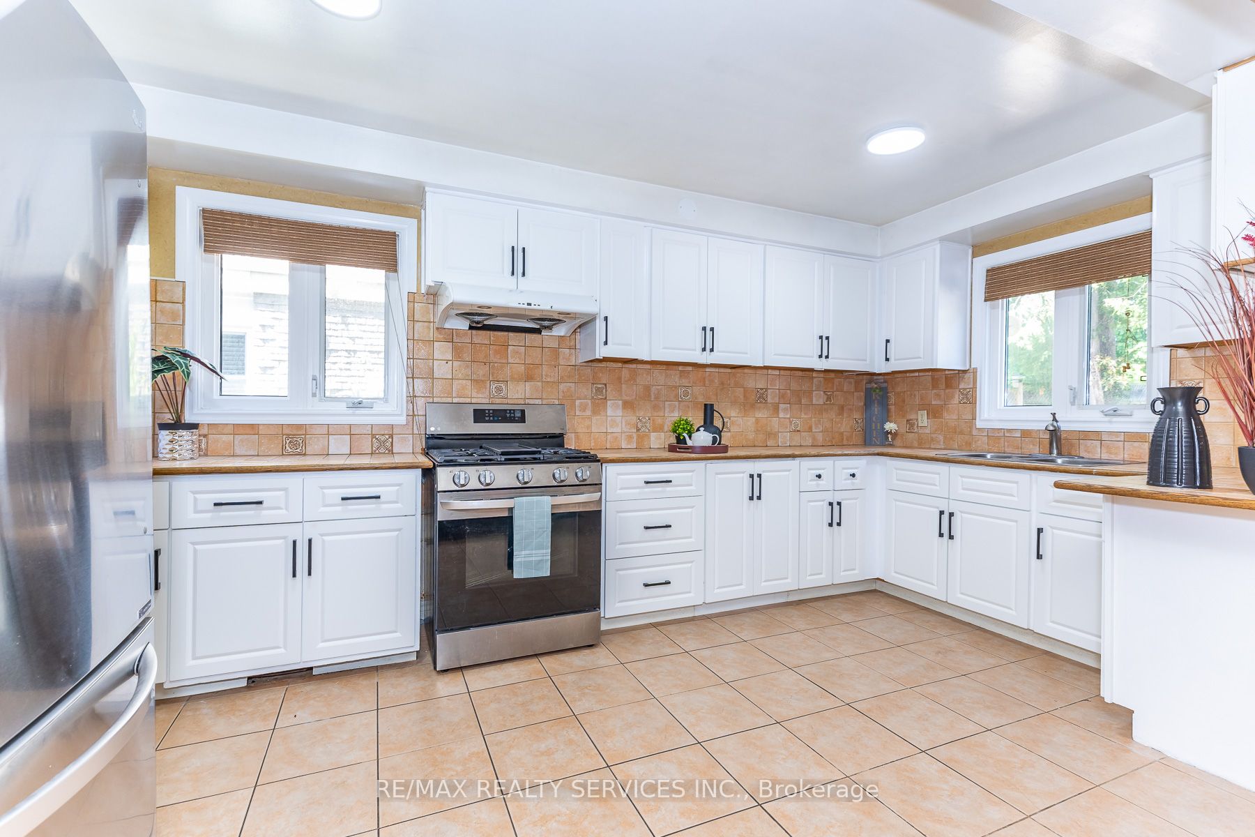 1217 Gloucester Square Property Photo 8
