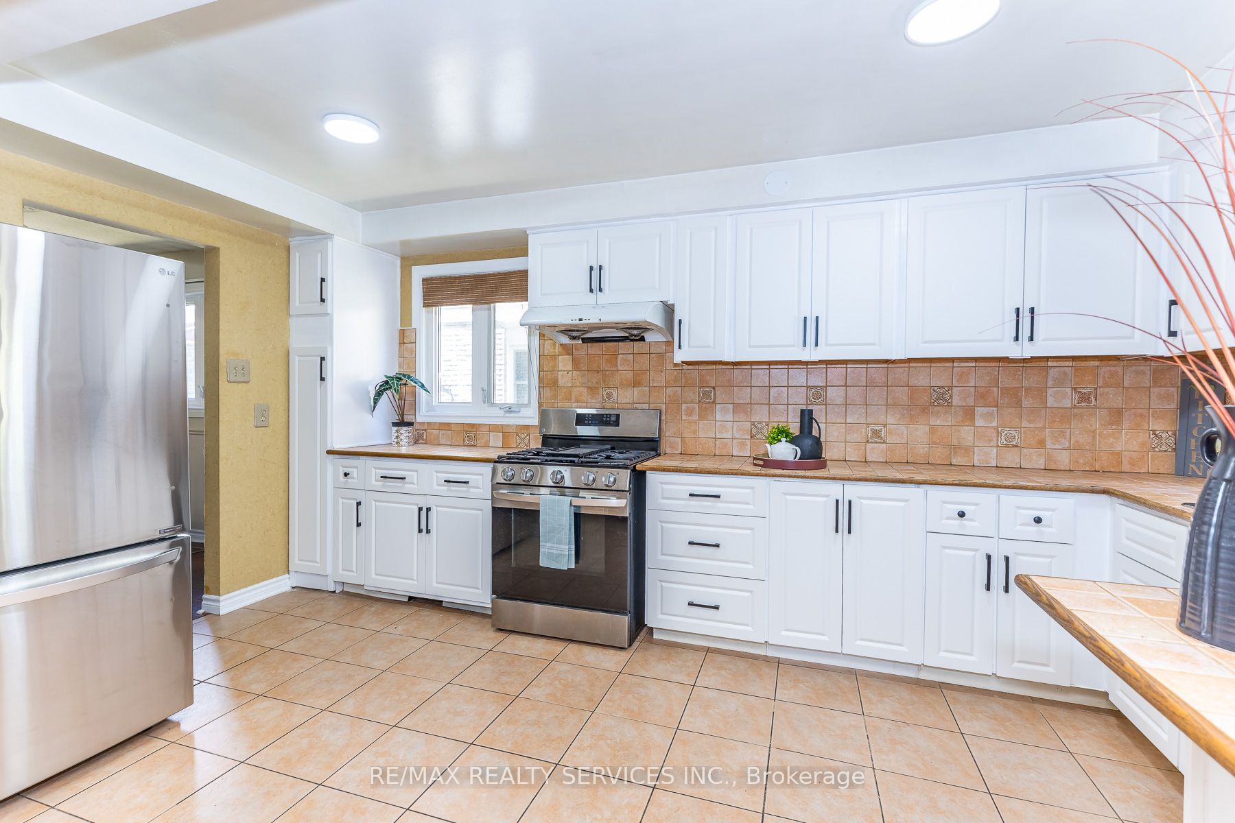 1217 Gloucester Square Property Photo 9