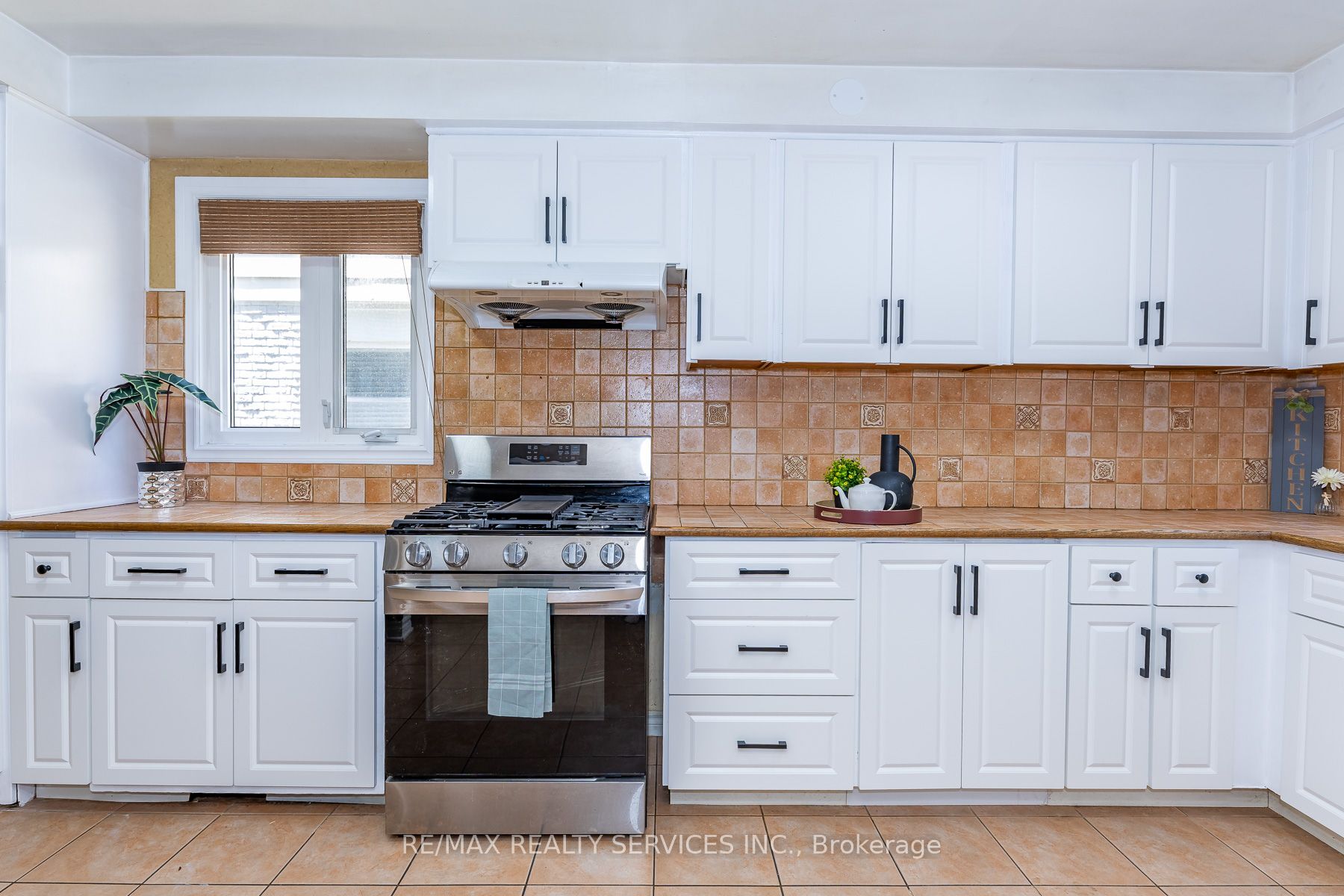 1217 Gloucester Square Property Photo 10