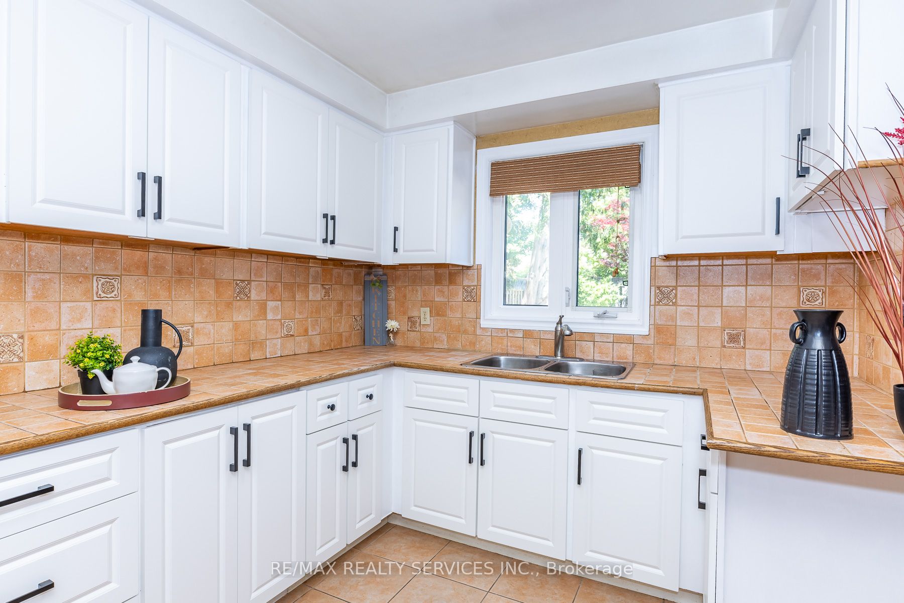 1217 Gloucester Square Property Photo 11