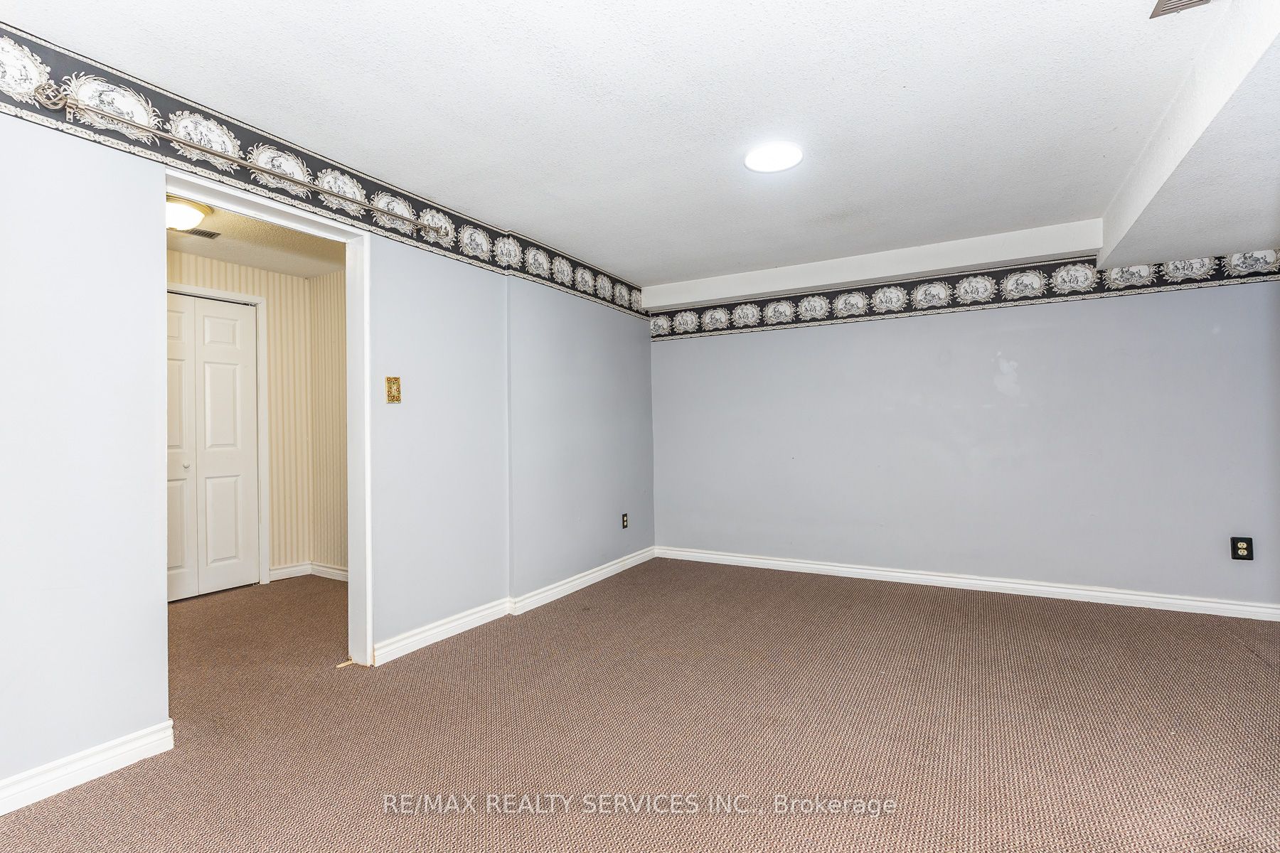 1217 Gloucester Square Property Photo 42