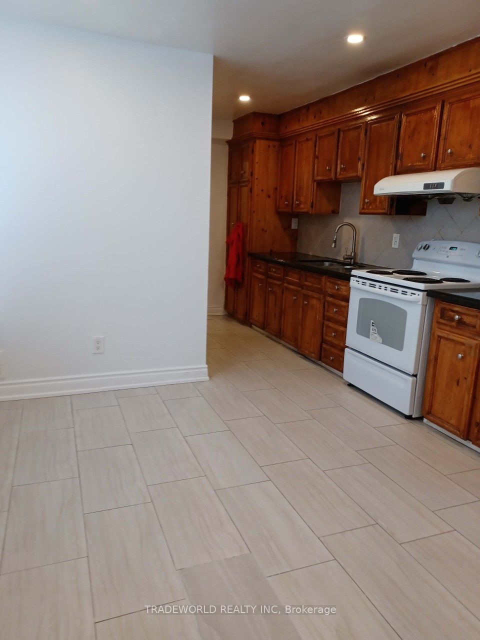 765 Gerrard Street E Main Fl Property Photo 3