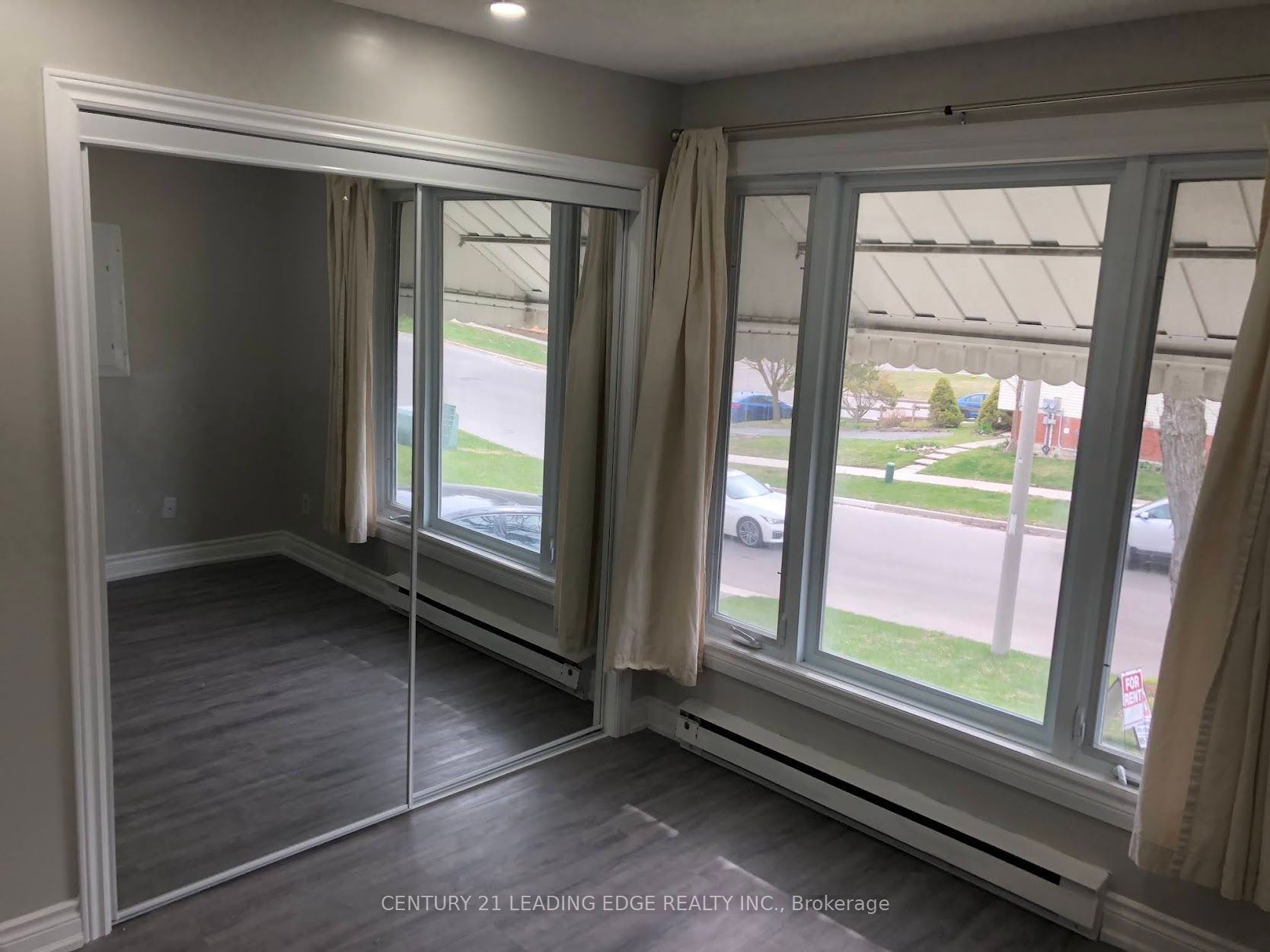 699 Attersley Drive 1 Property Photo 4