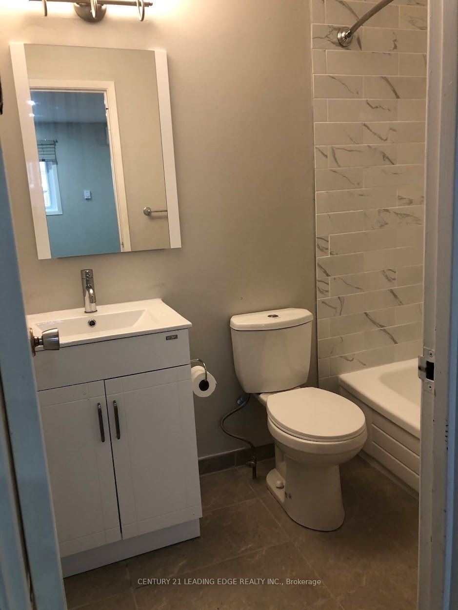 699 Attersley Drive 1 Property Photo 9