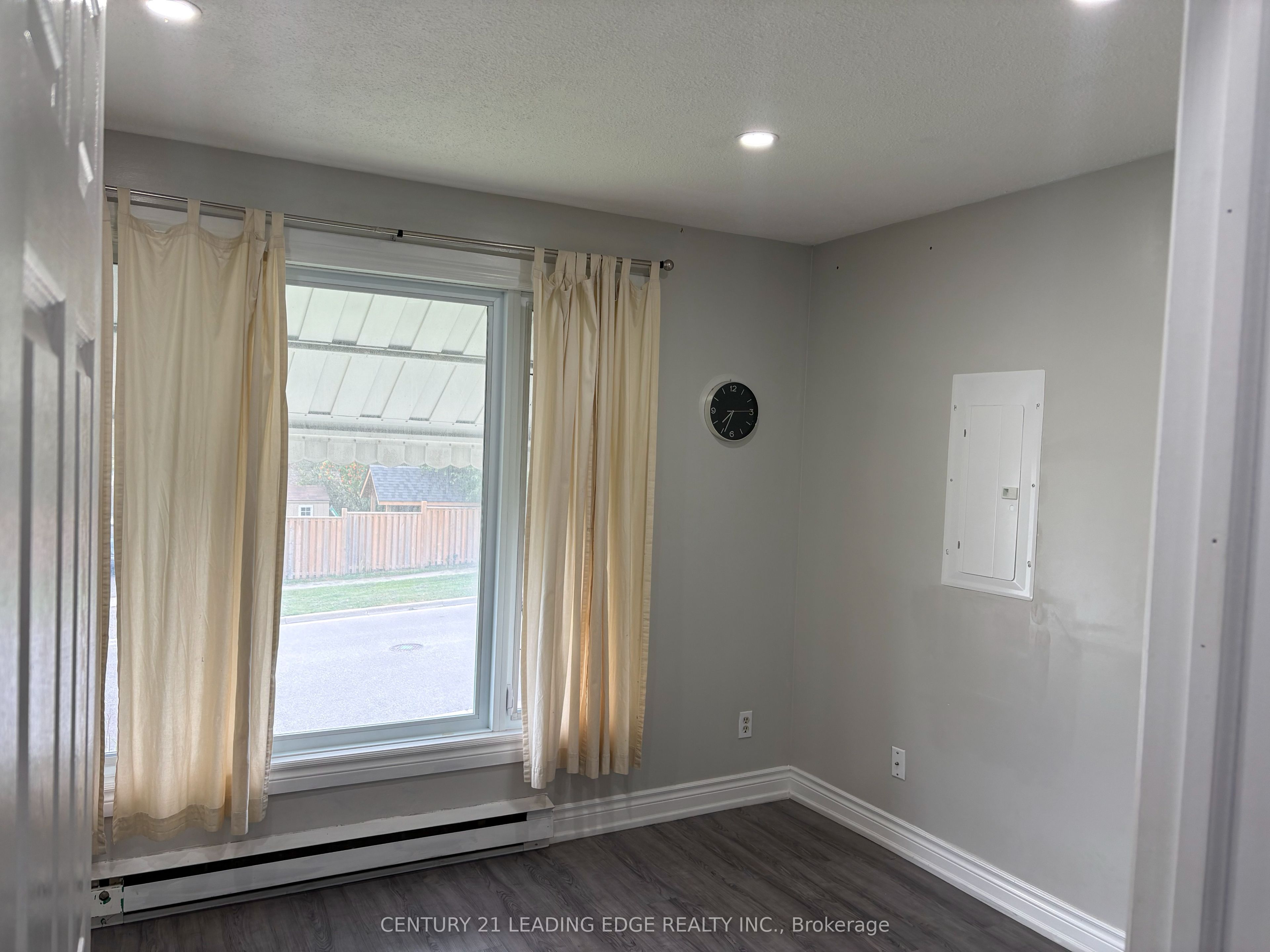 699 Attersley Drive 1 Property Photo 11