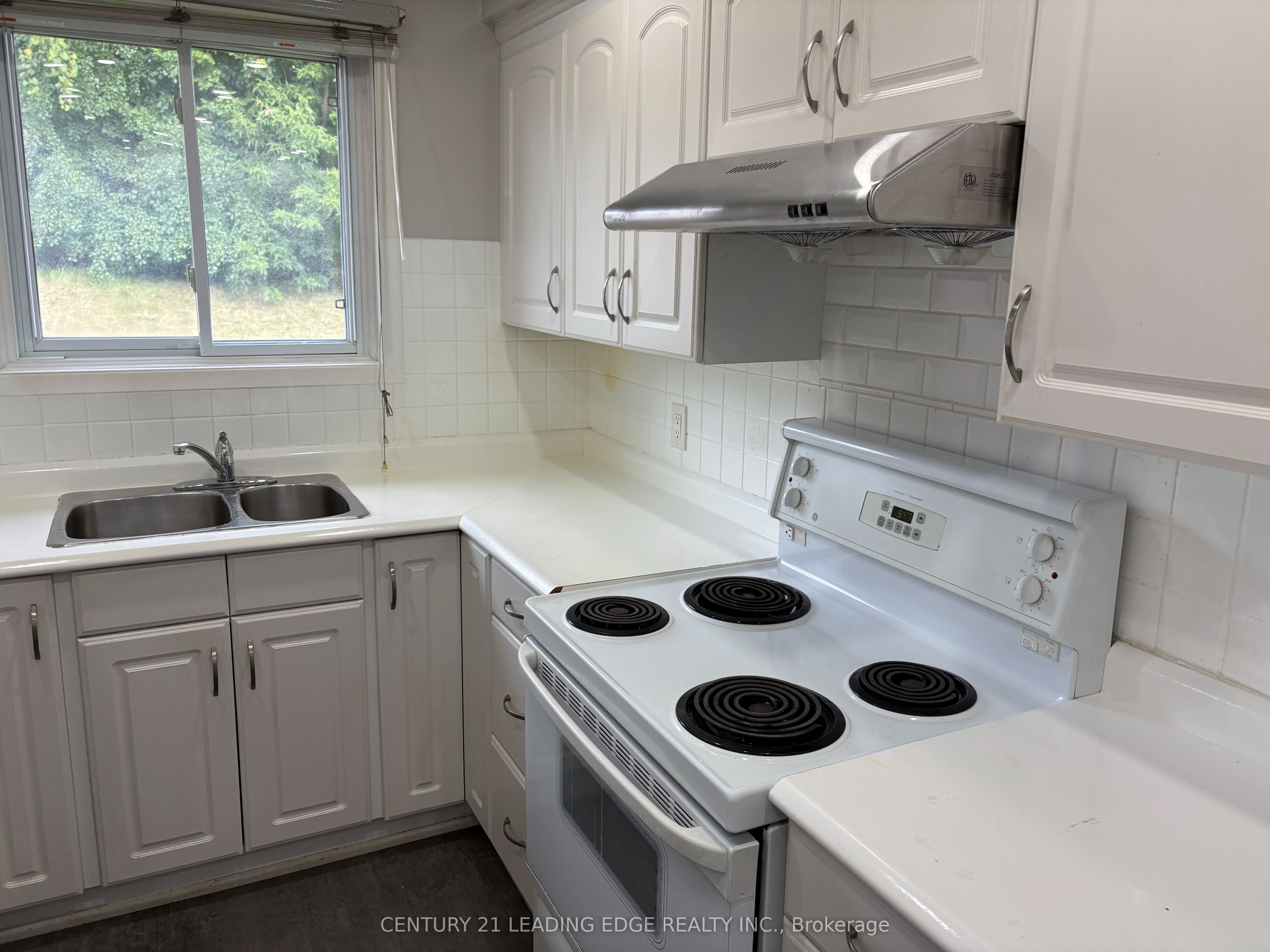 699 Attersley Drive 1 Property Photo 12