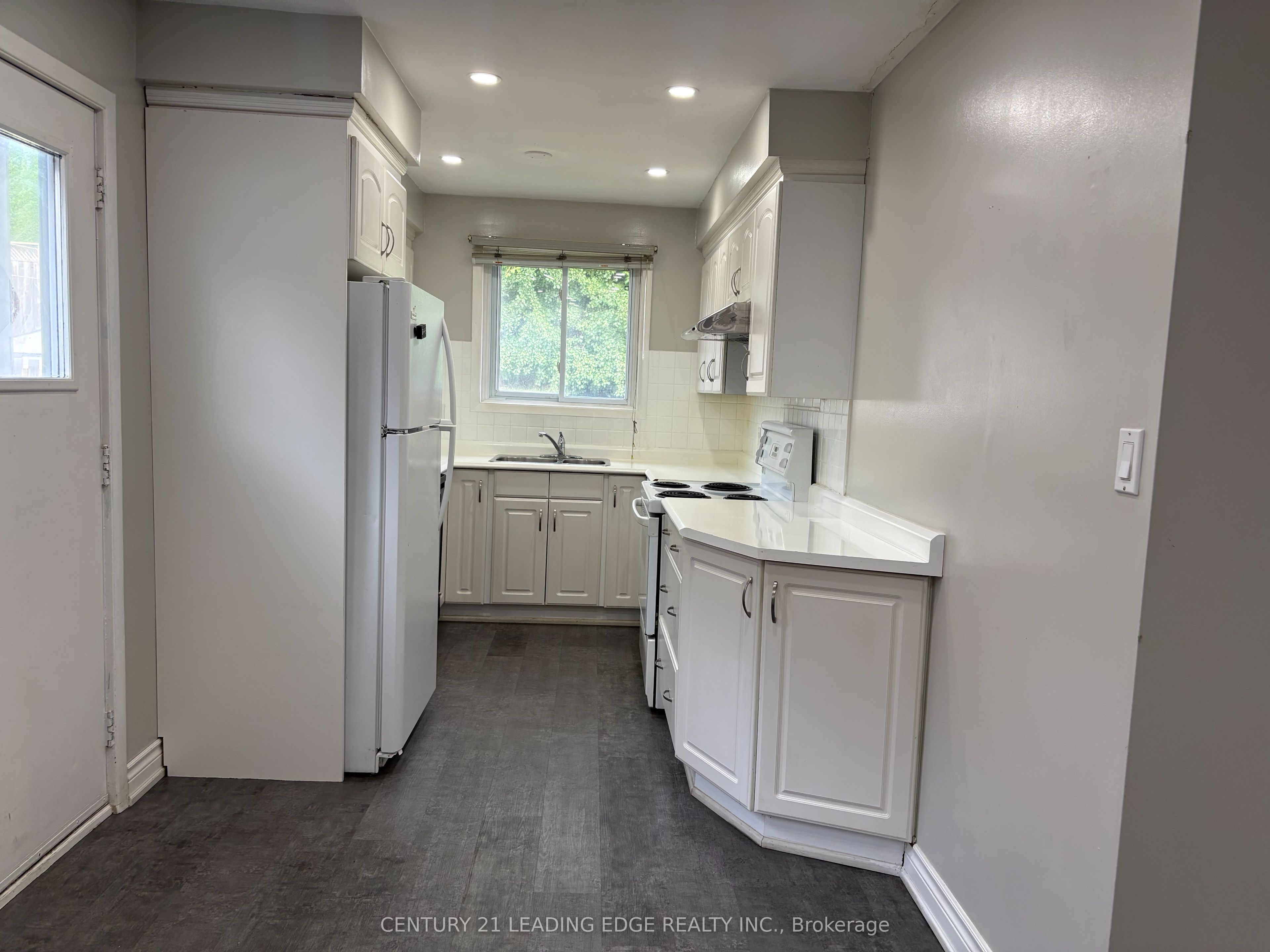 699 Attersley Drive 1 Property Photo 14