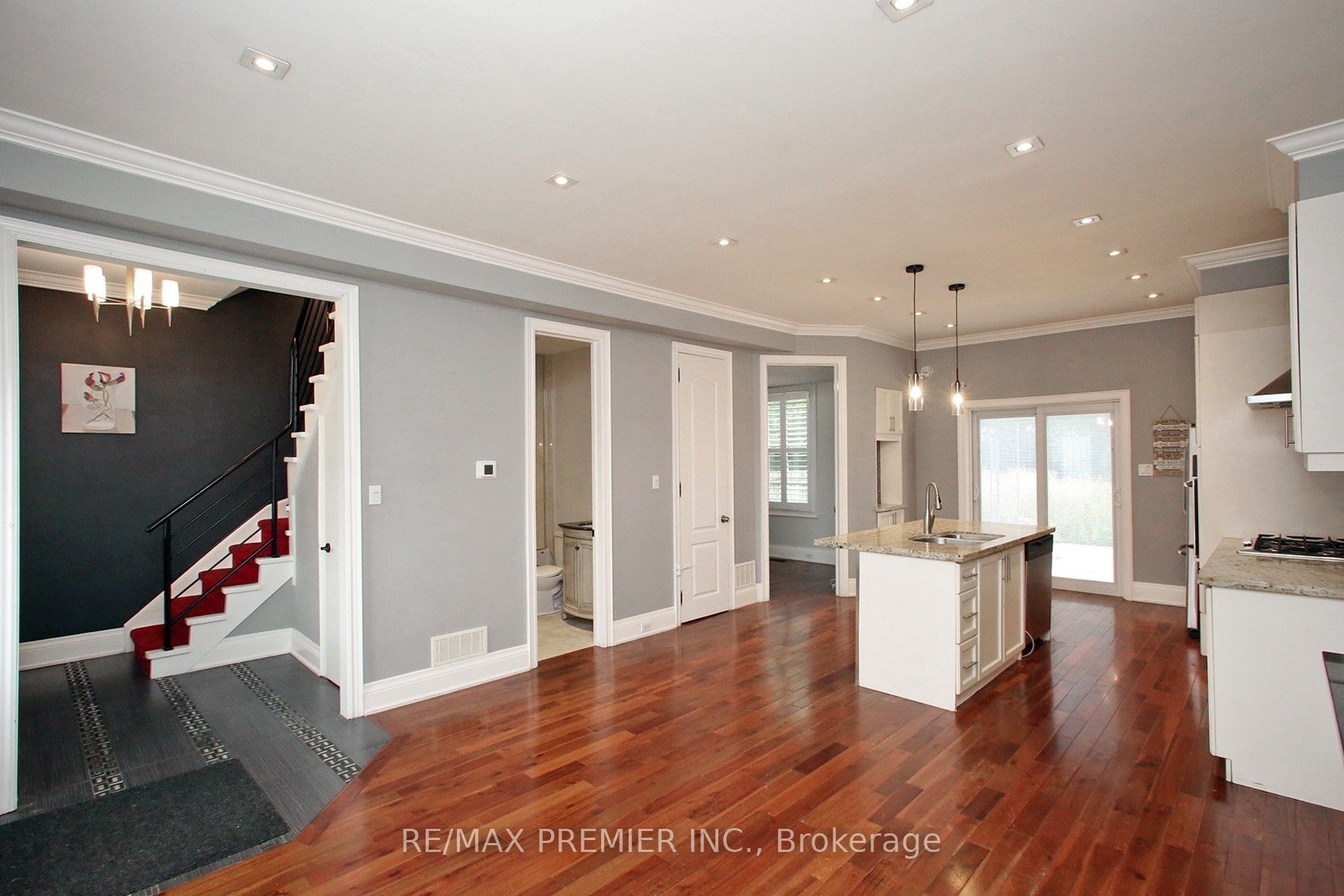 226 Ritson Road S Property Photo 3