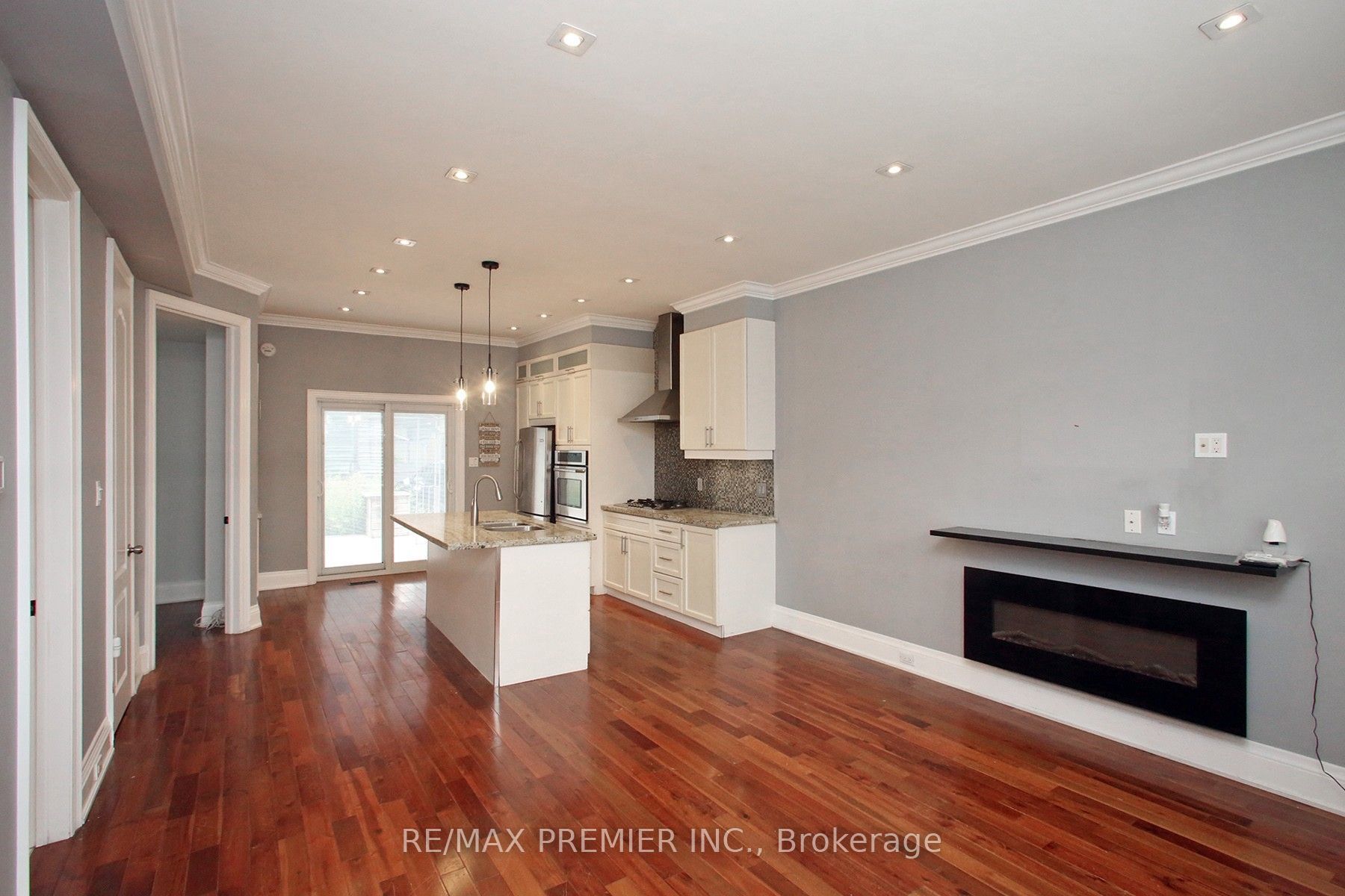 226 Ritson Road S Property Photo 4