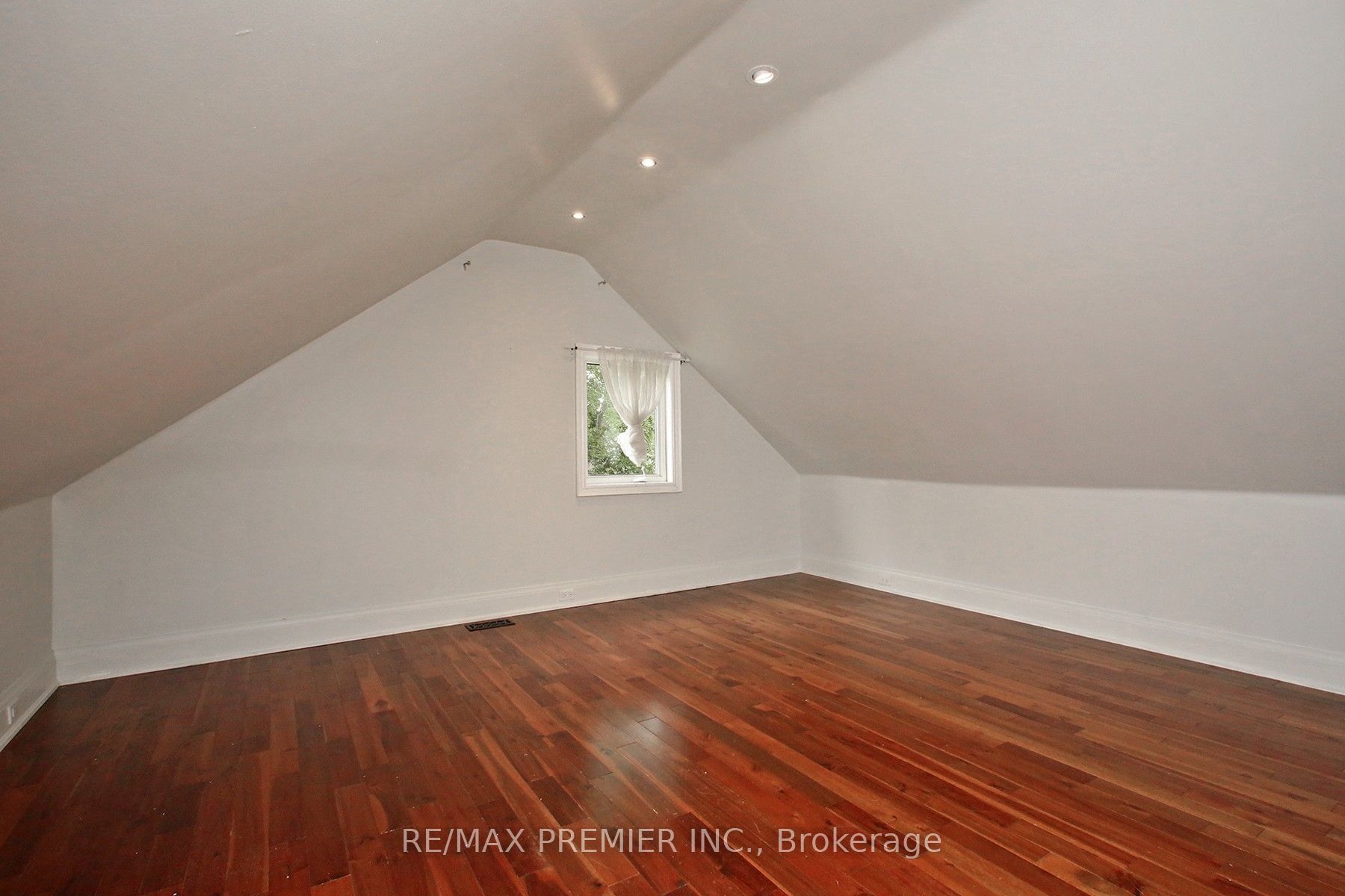 226 Ritson Road S Property Photo 15