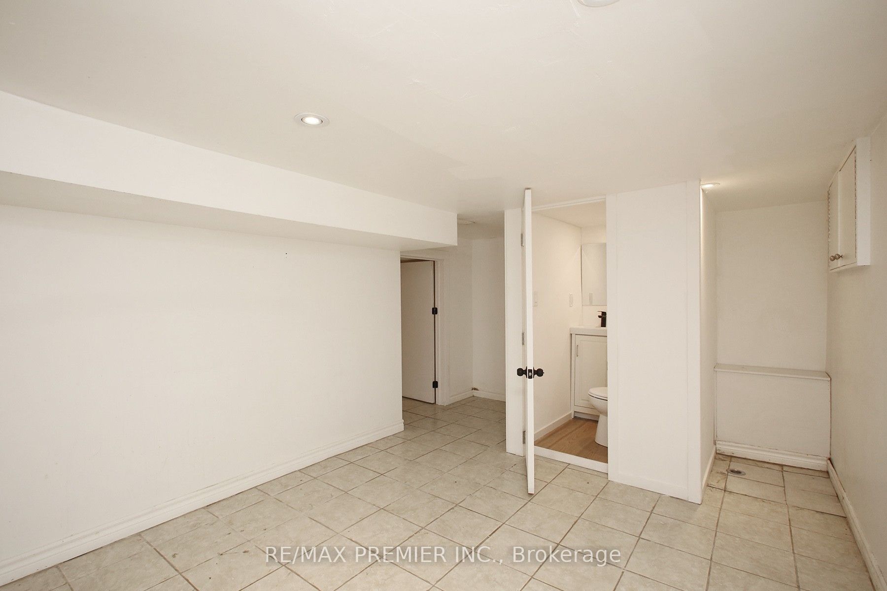 226 Ritson Road S Property Photo 19