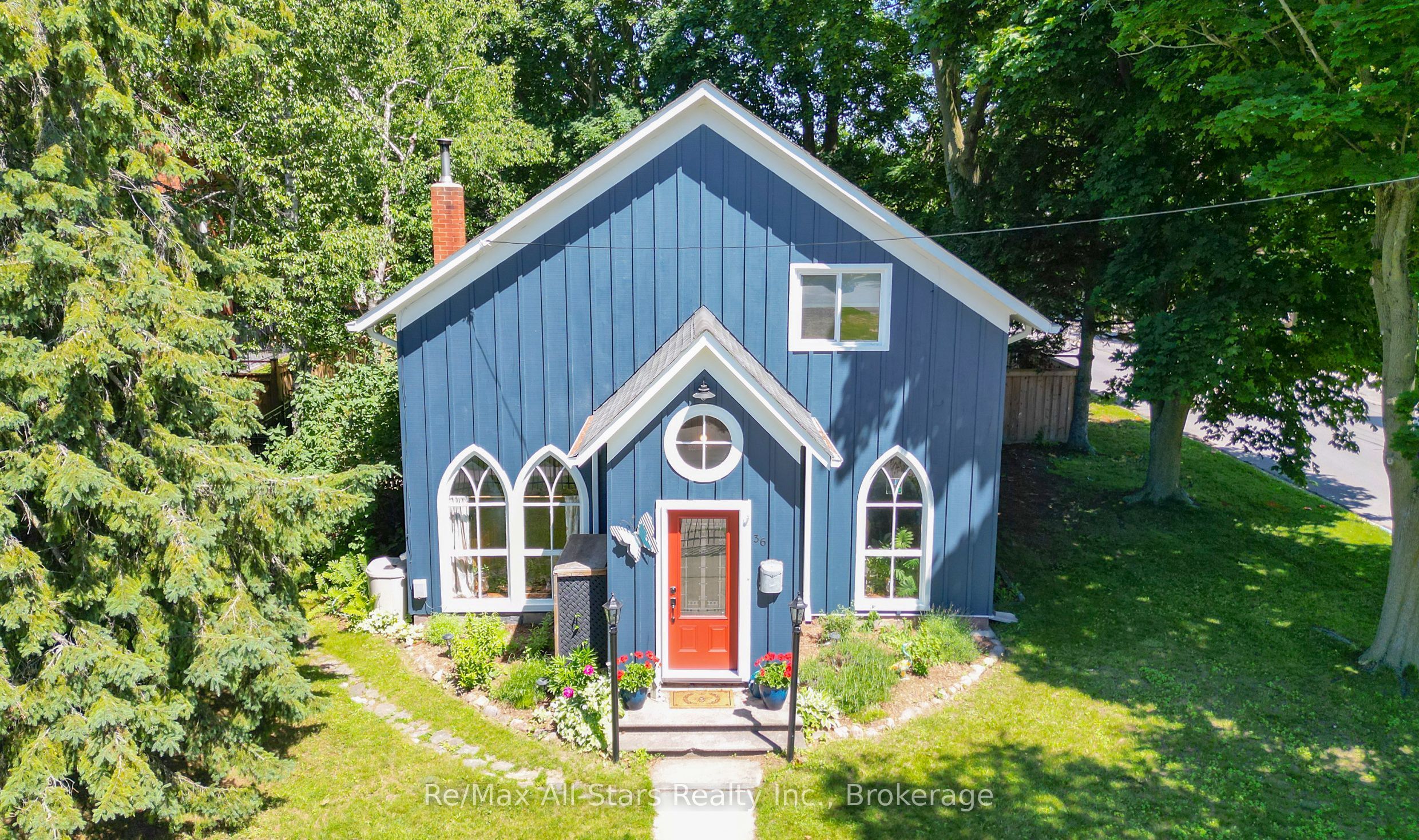36 Emily Street E Property Photo 2