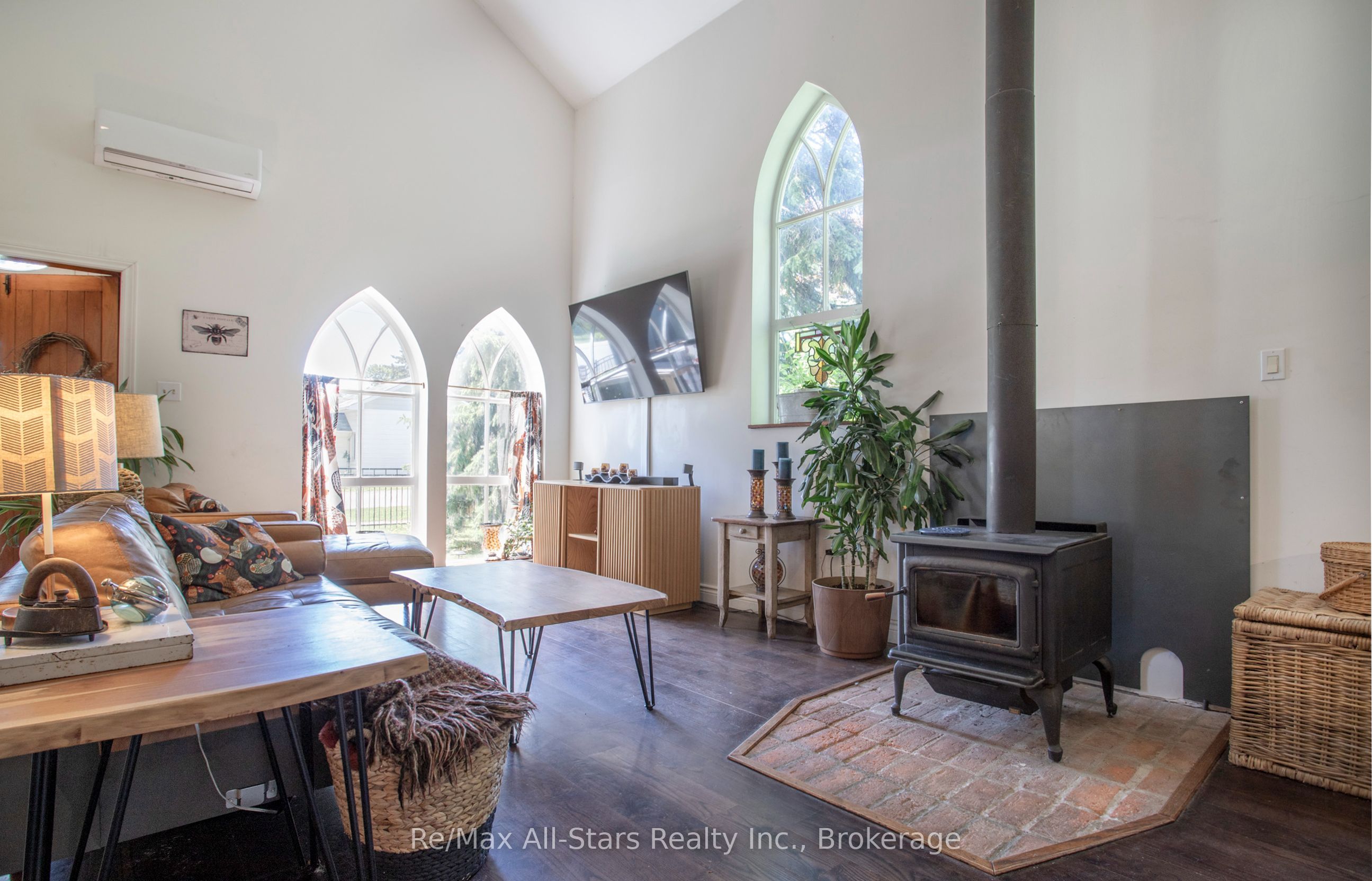 36 Emily Street E Property Photo 9