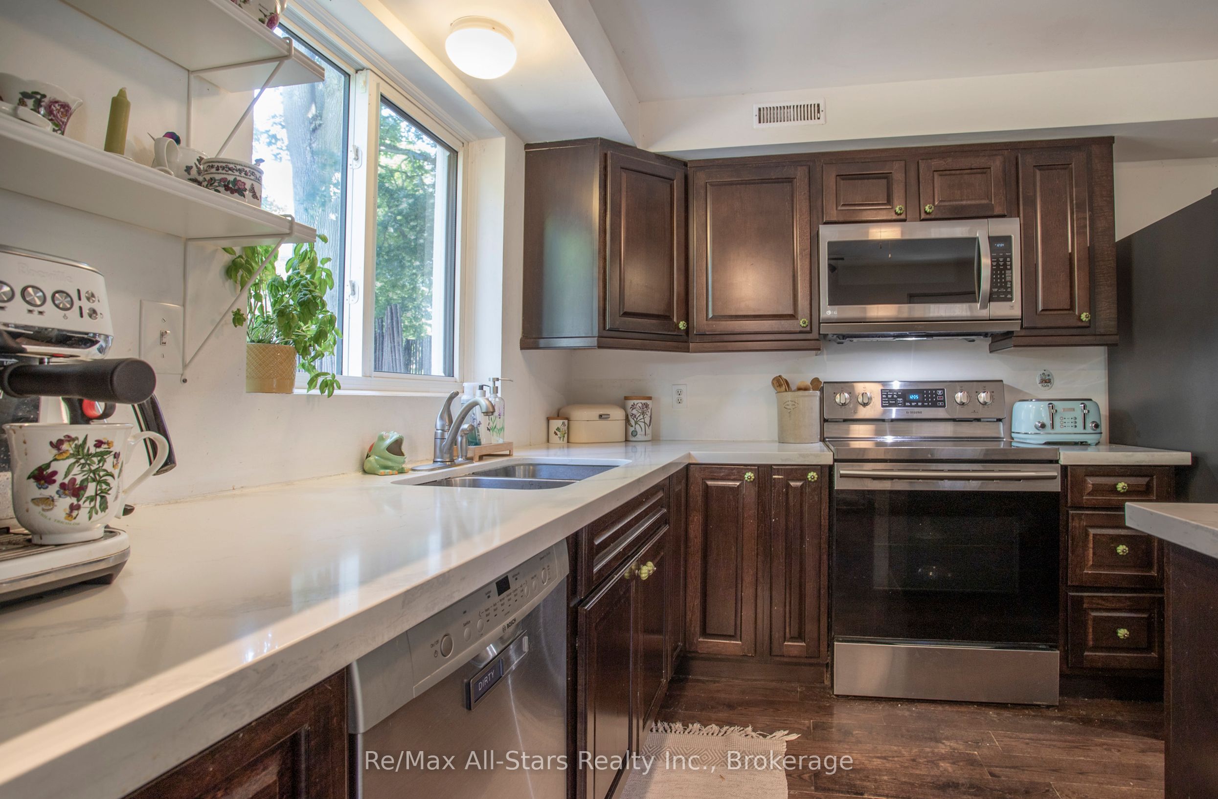 36 Emily Street E Property Photo 24