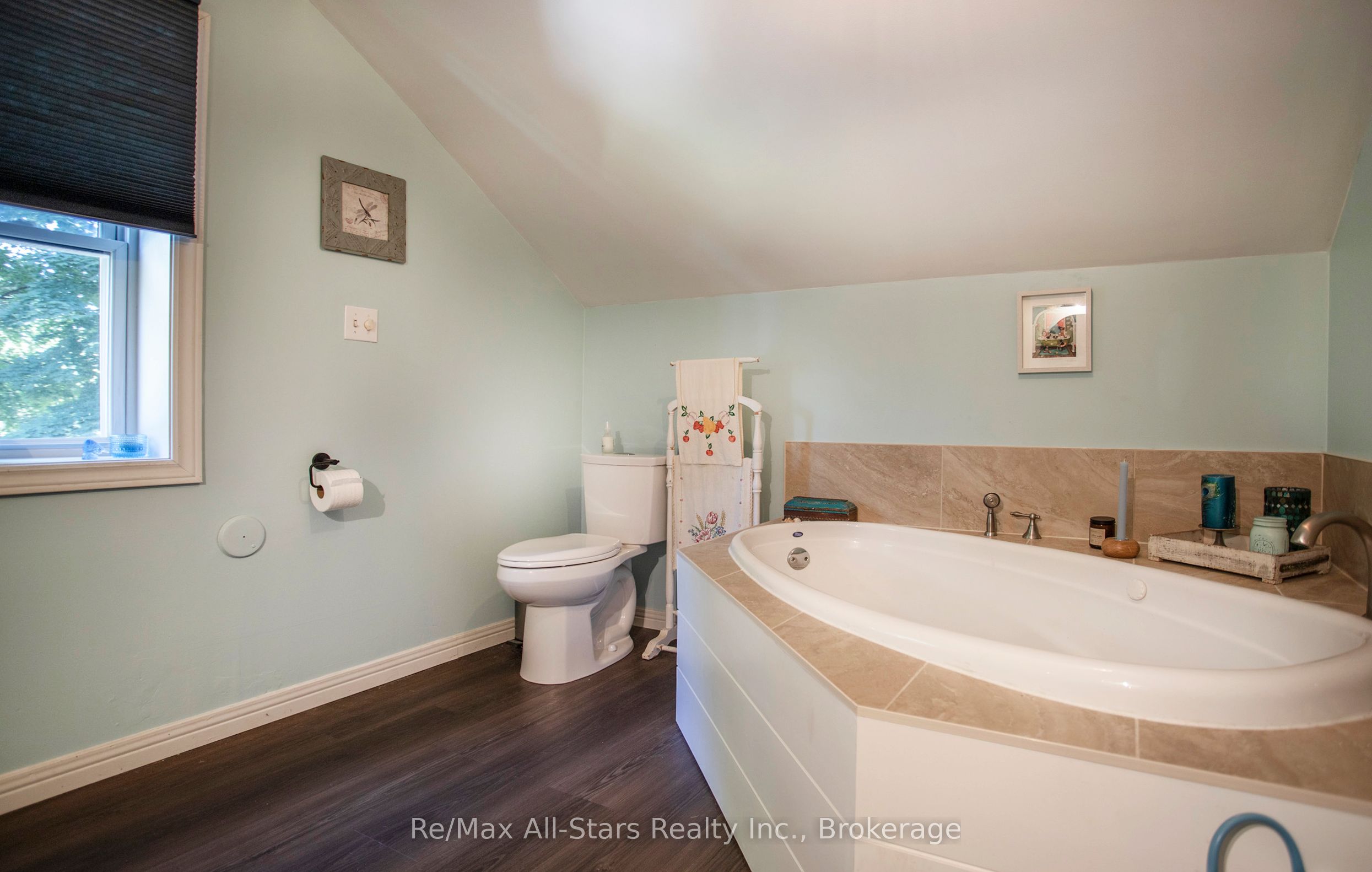 36 Emily Street E Property Photo 32