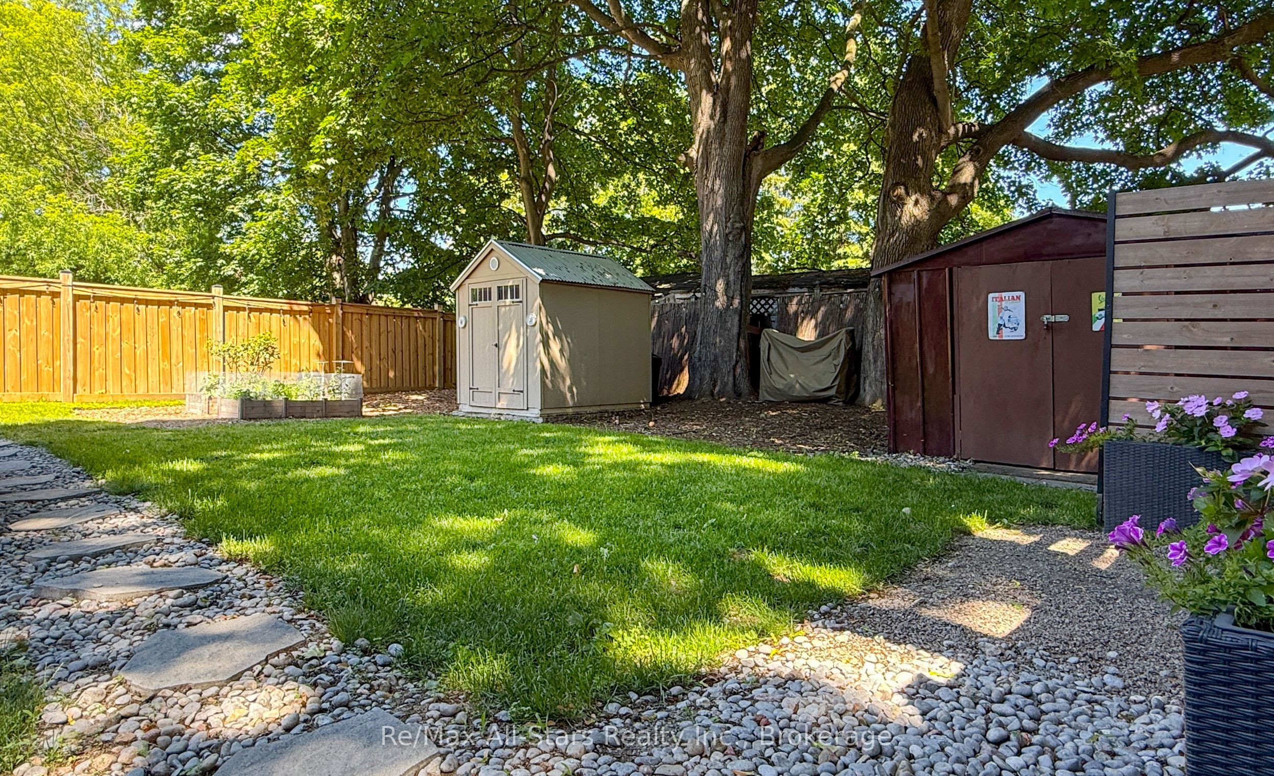 36 Emily Street E Property Photo 41