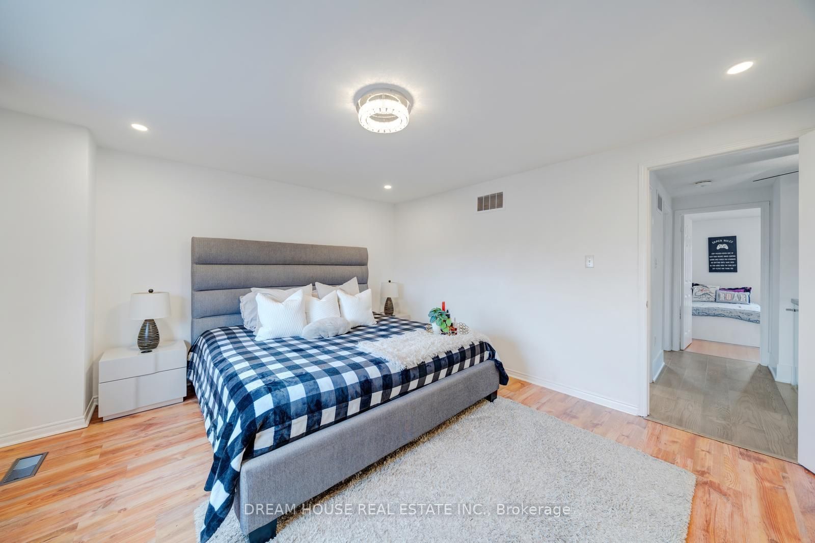 73 Hewitt Crescent Property Photo 24