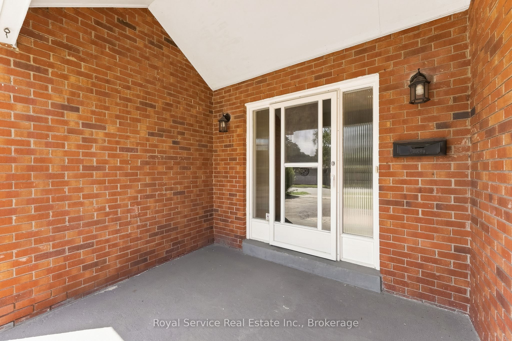 640 Hillcroft Street Property Photo 3