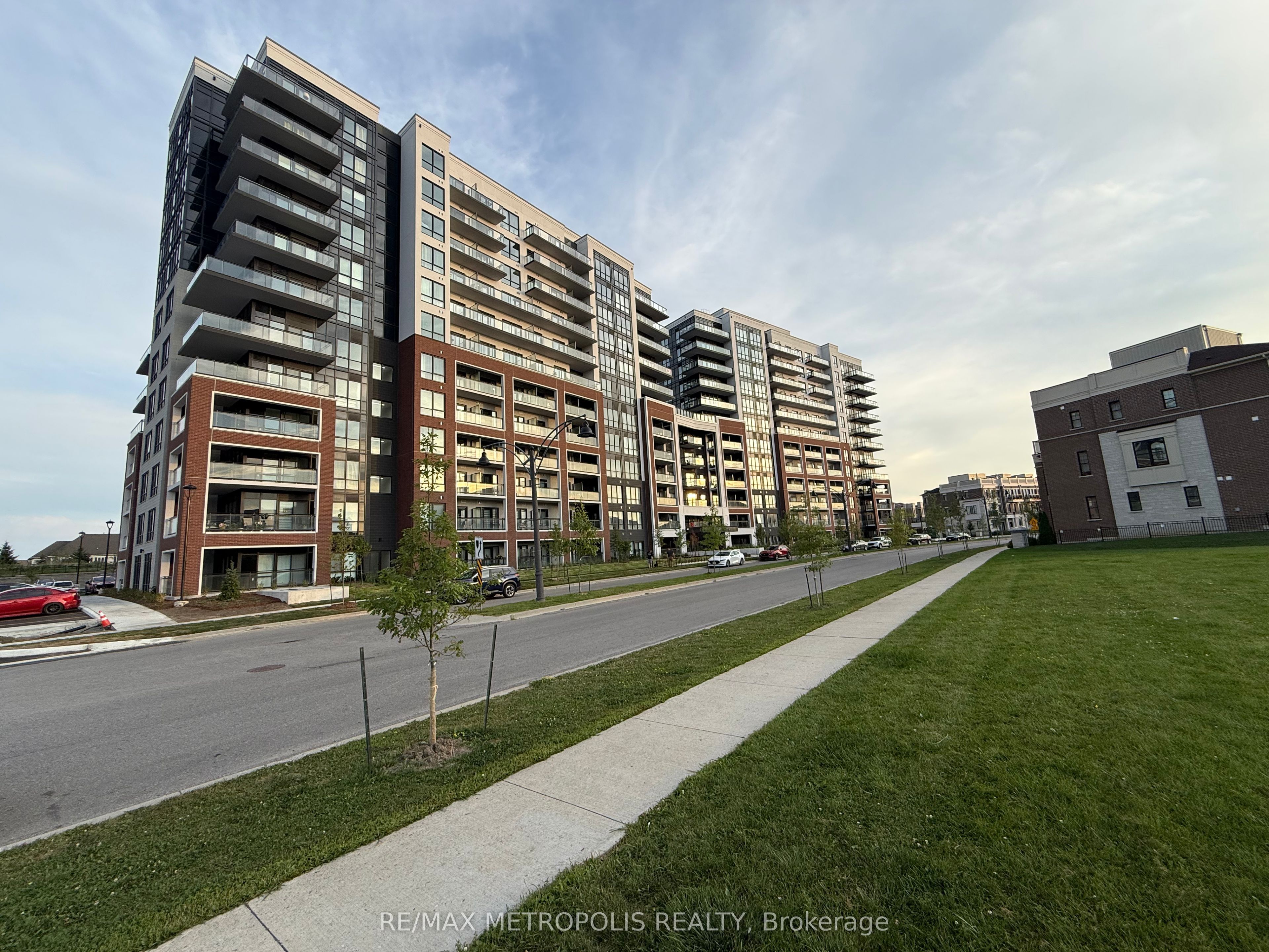 51 CLARINGTON Boulevard 814 Property Photo 1