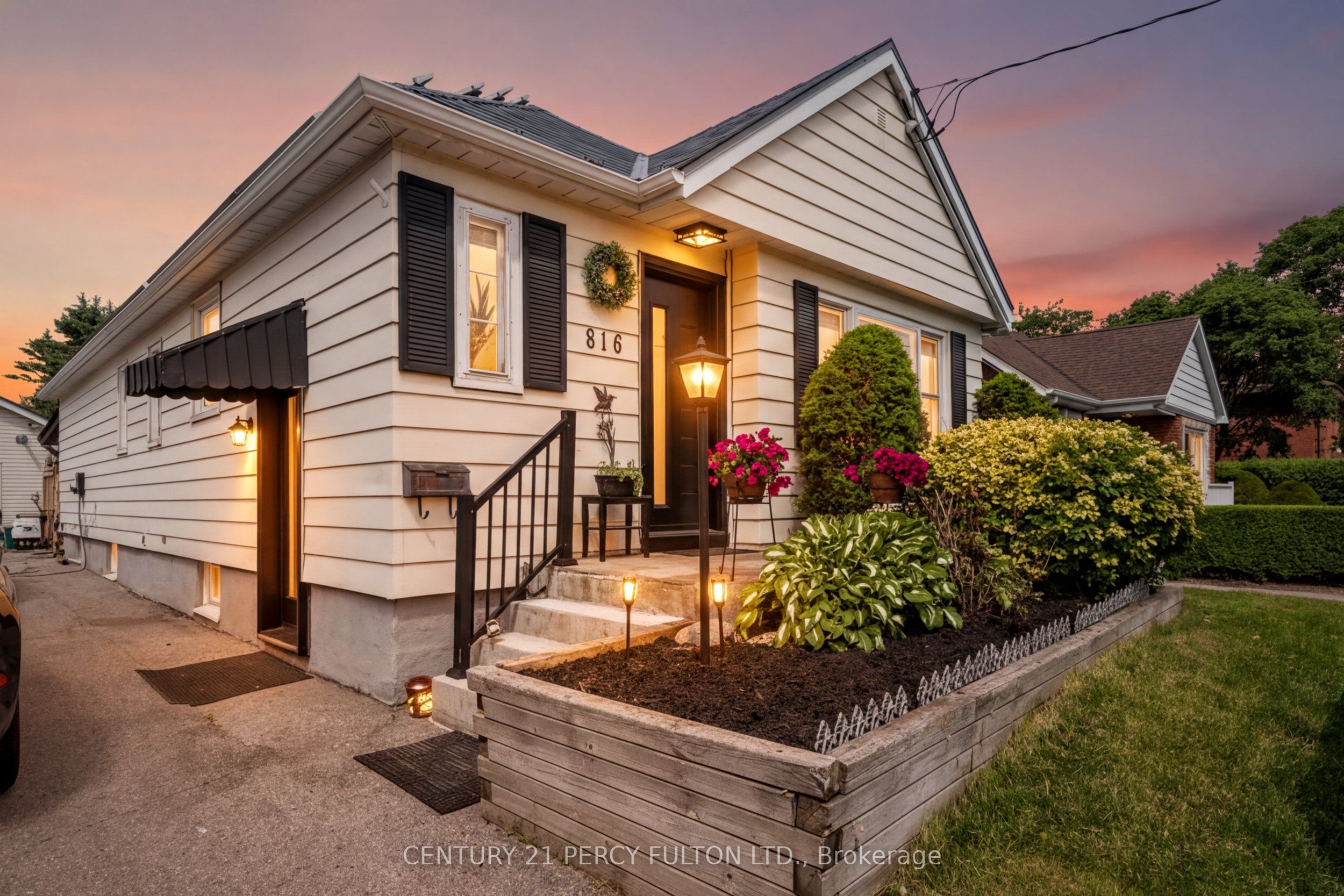 816 N SIMCOE Street N