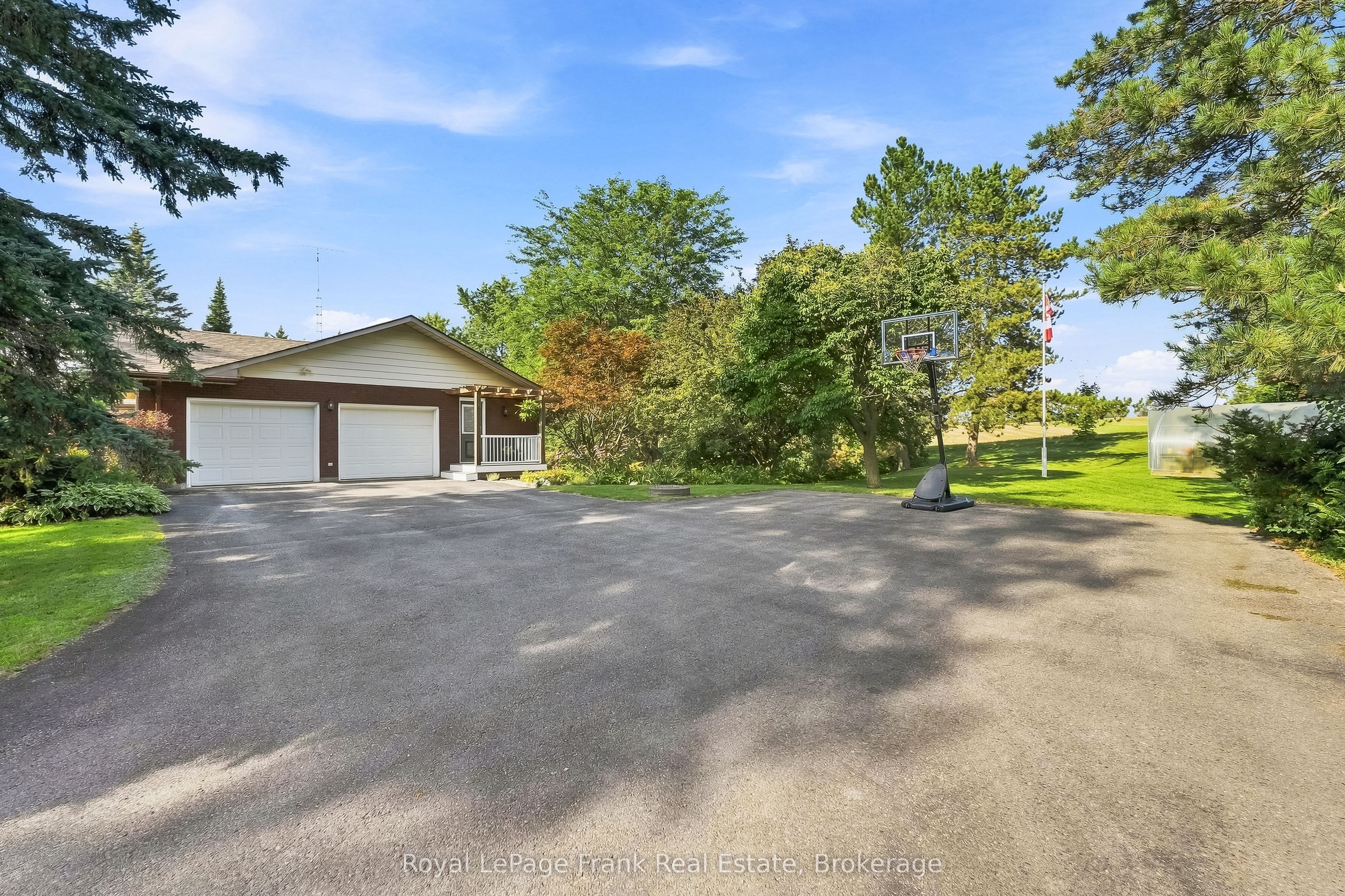 2407 Ashbridge Road Property Photo 10