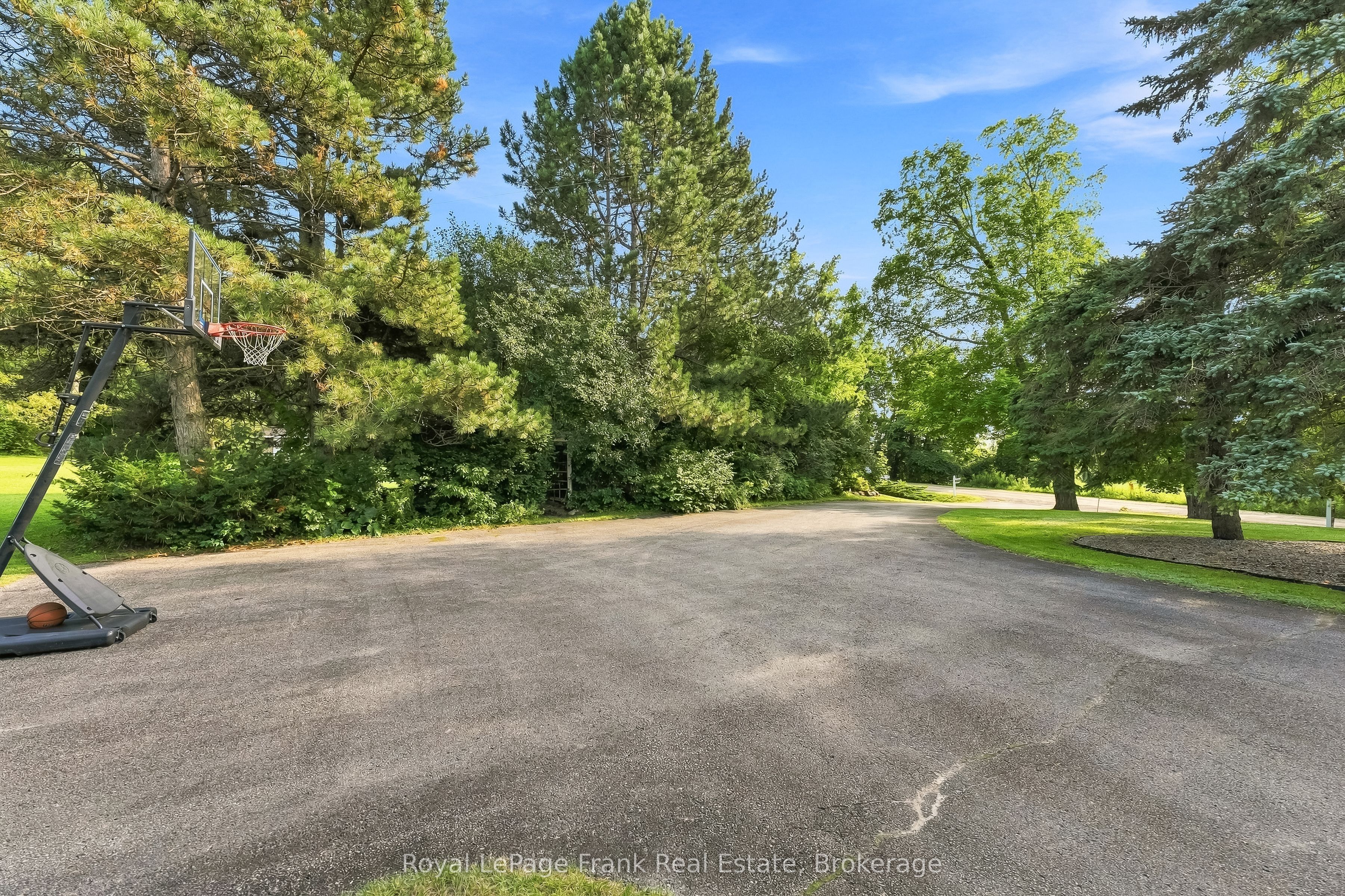 2407 Ashbridge Road Property Photo 11