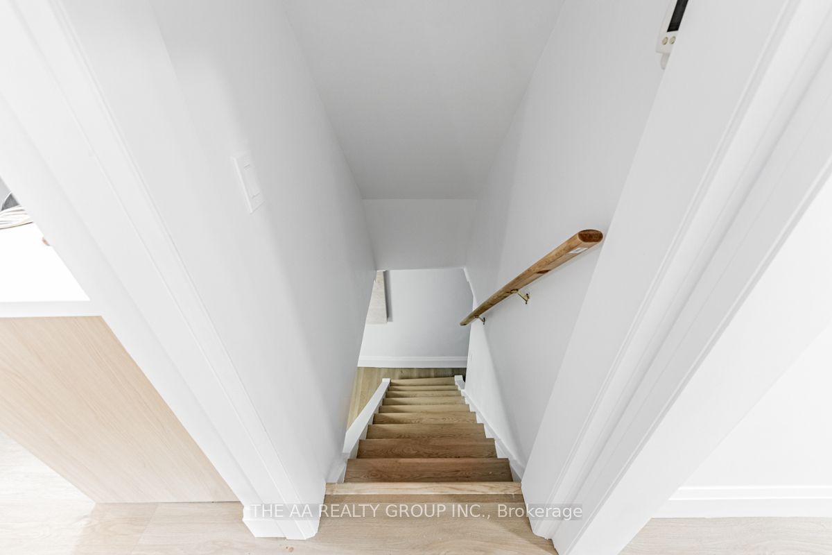 212 Oshawa Boulevard S Property Photo 9